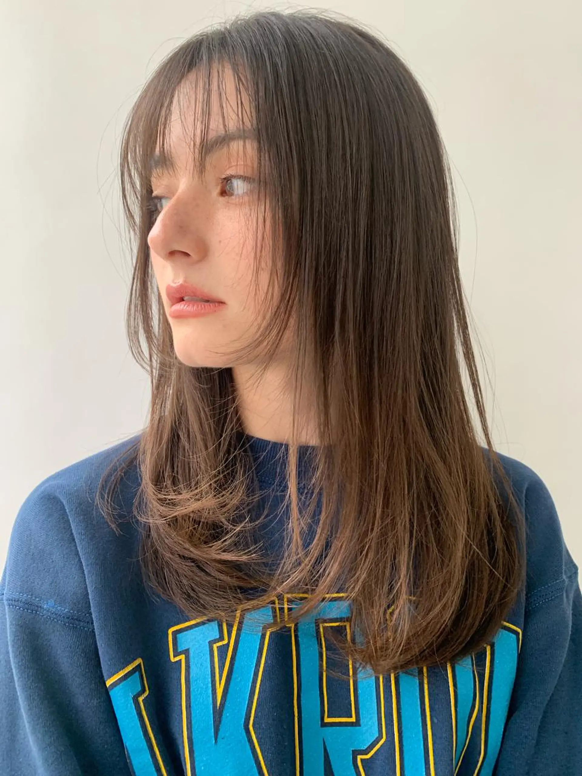 セミロング カラー ベージュカラー ブリーチ イヤリングカラー 韓国風カラー ブリーチなしカラー カット ヘアカラー トリートメント 鈴木 一貴のヘアスタイル