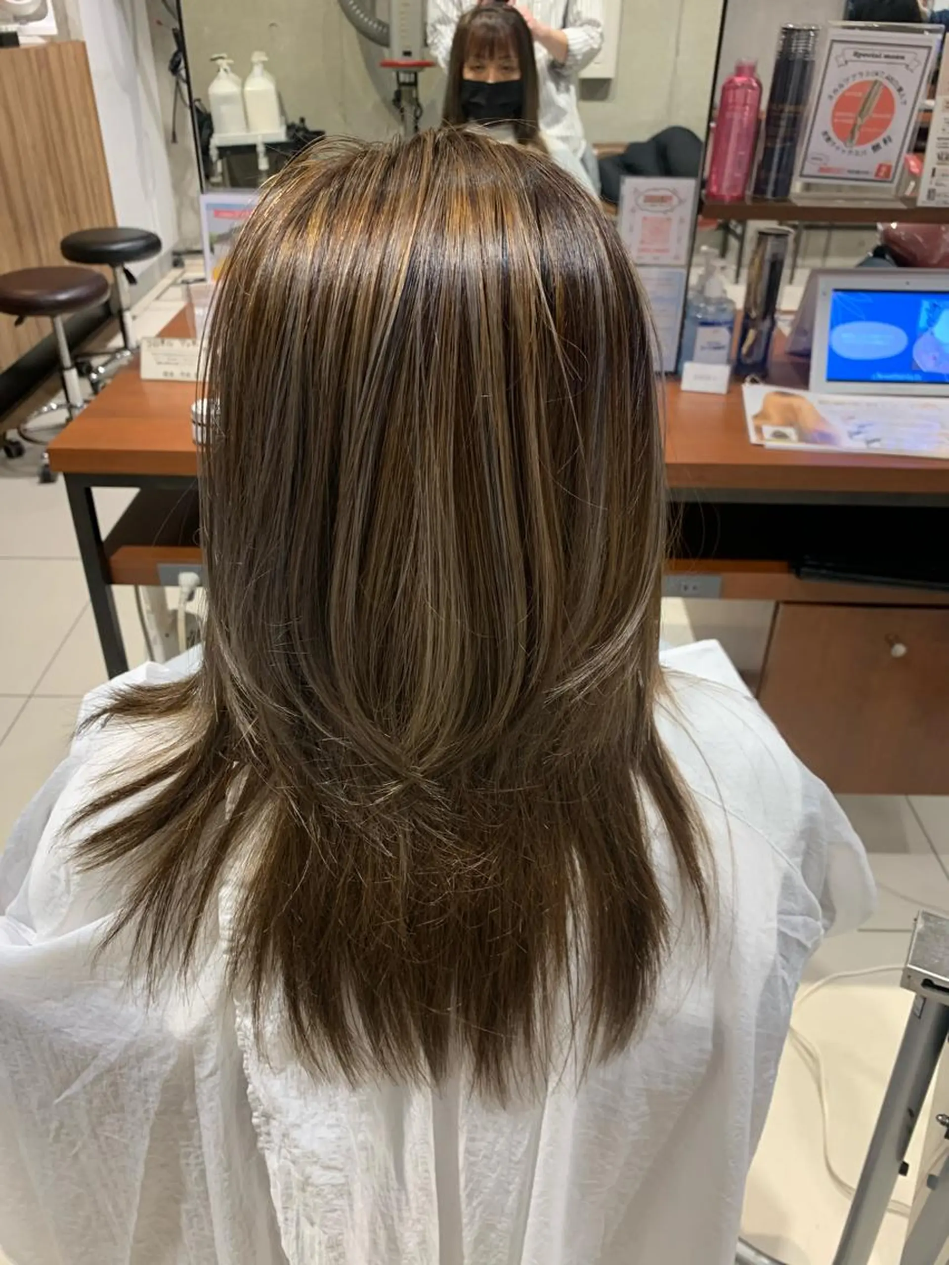 セミロング カラー ハイライトカラー ハイライト AQUA 平田真一のヘアスタイル