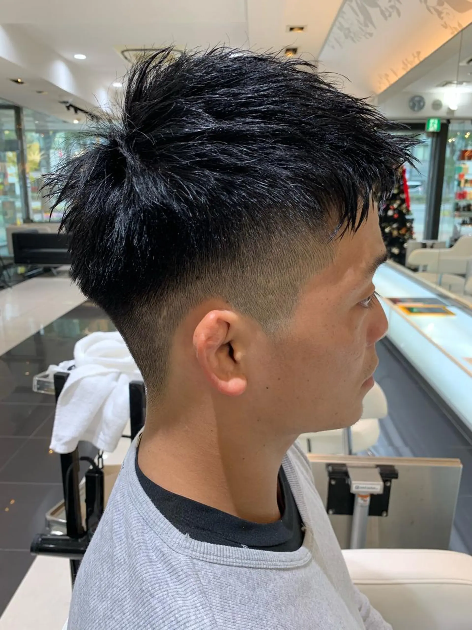 ショート メンズ フェードカット ダメージレスカラー /透明感カラー 上長のヘアスタイル