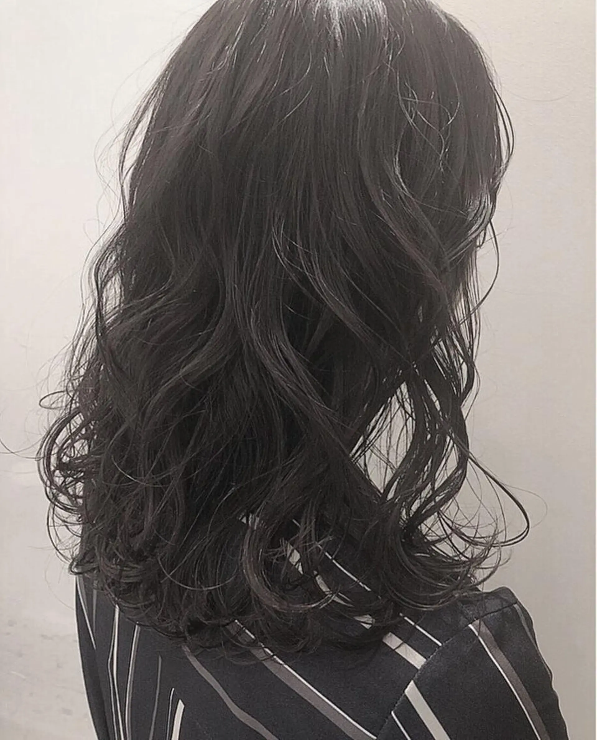 セミロング カラー パーマ セミロングパーマ アッシュ ブルーカラー ブルーアッシュ 透明感カラー ニシダヒカリ🌙 髪質改善×似合わせのヘアスタイル