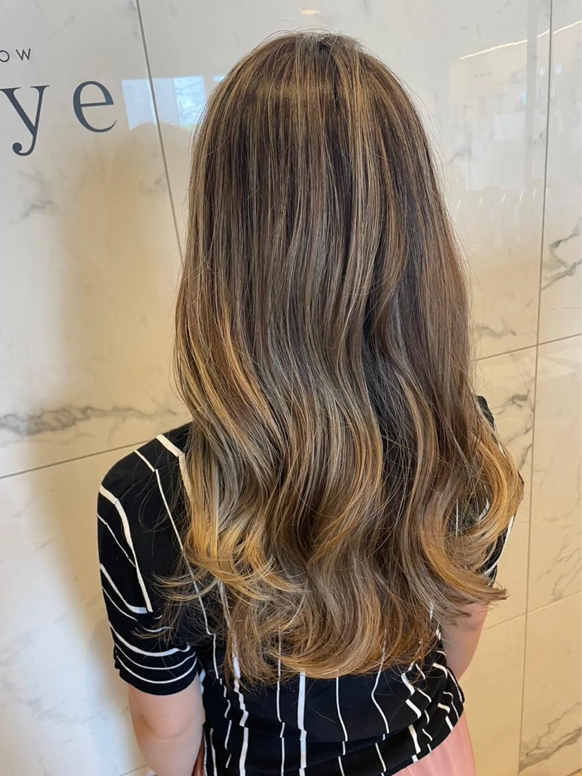 カラー 岡村 真子のヘアスタイル