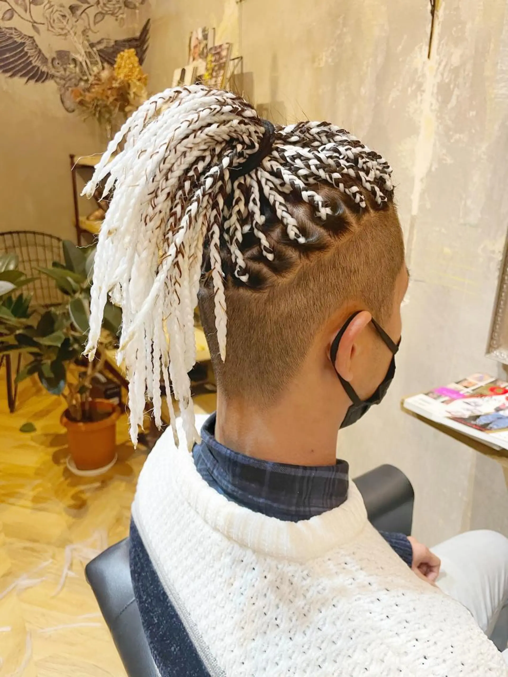 ミディアム ヘアアレンジ メンズ シールエクステ ミディアムパーマ メンズブリーチ メンズハイライト メンズハイトーン エクステ指名No.1 【店長】橘田のヘアスタイル