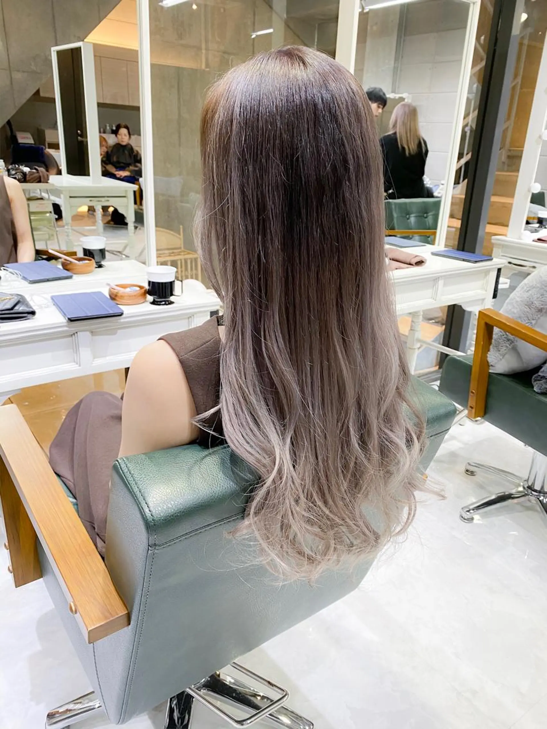 ロング カラー ヘアアレンジ アッシュ アッシュグレー アッシュグレージュ グラデーションカラー グレージュ モテ髪透明感❤️ デイズヘアカラーのヘアスタイル