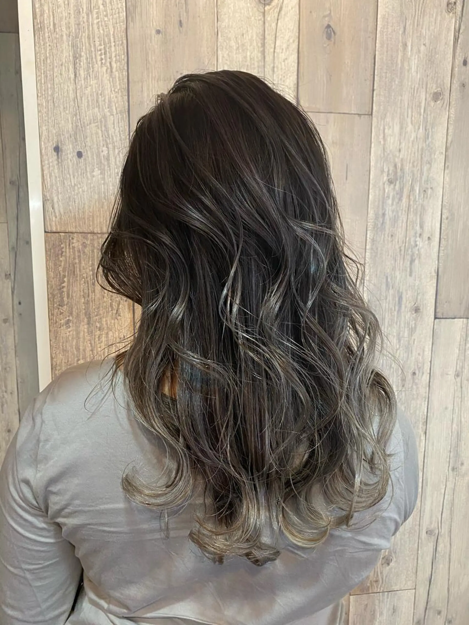 セミロング カラー バレイヤージュ レイヤーカット LOHAS 関根真由美のヘアスタイル
