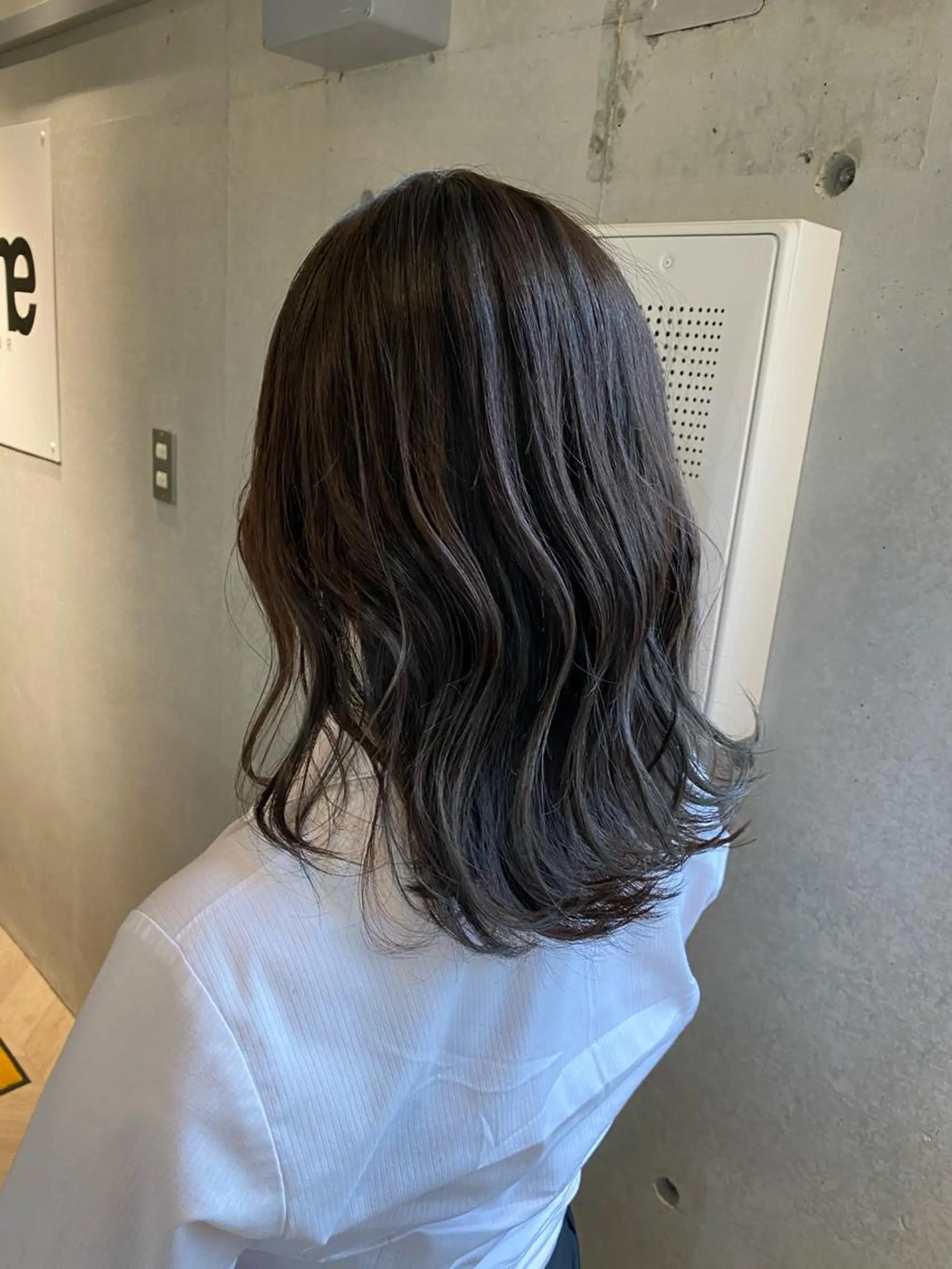 ミディアム アッシュ 伸ばしかけ 似合わせカット 外ハネヘア カット ヘアカラー トリートメント 西山 恵太郎のヘアスタイル