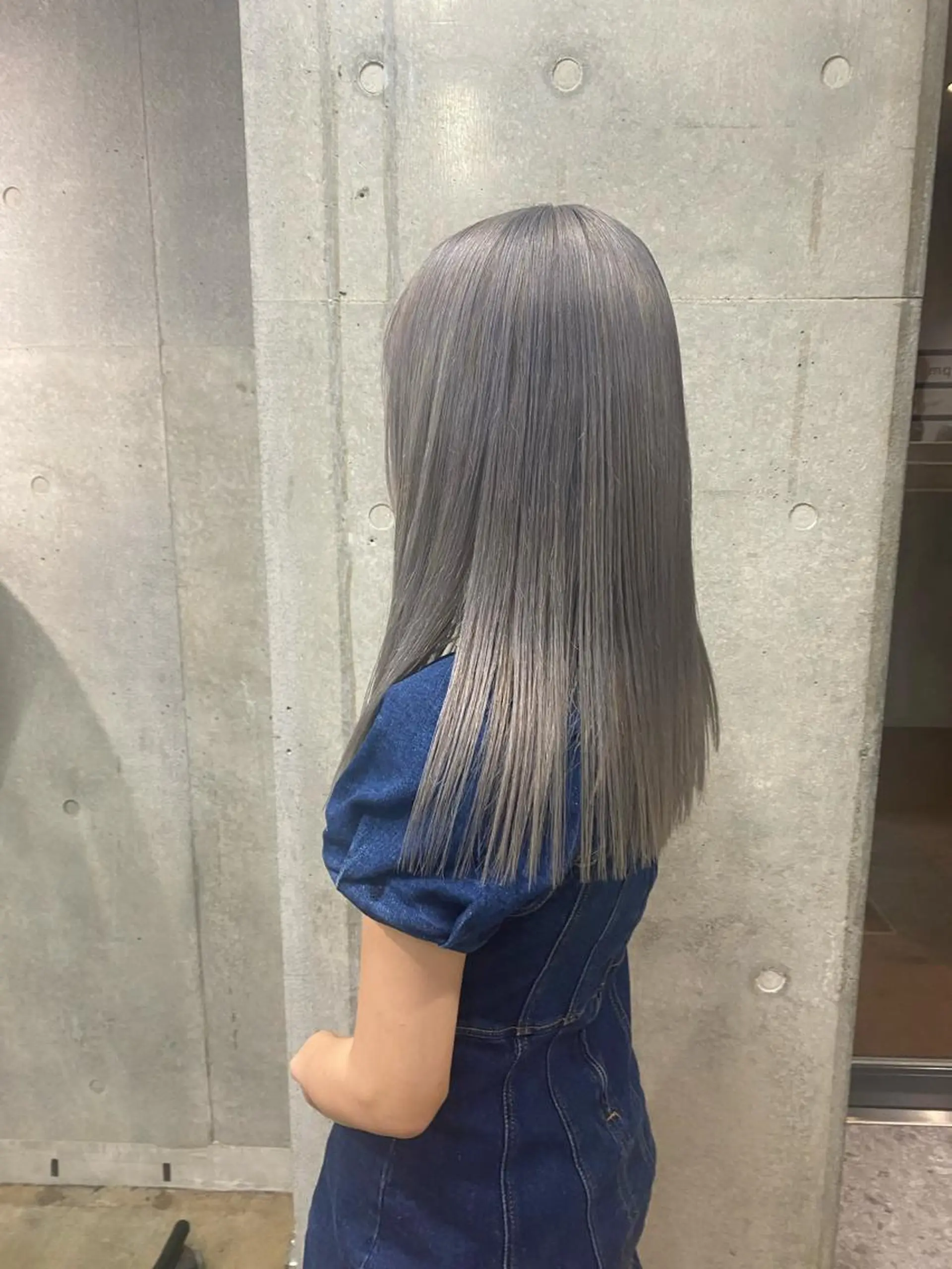 ロング カラー ヘアカラー トリートメント Yahiko ハイトーンのヘアスタイル