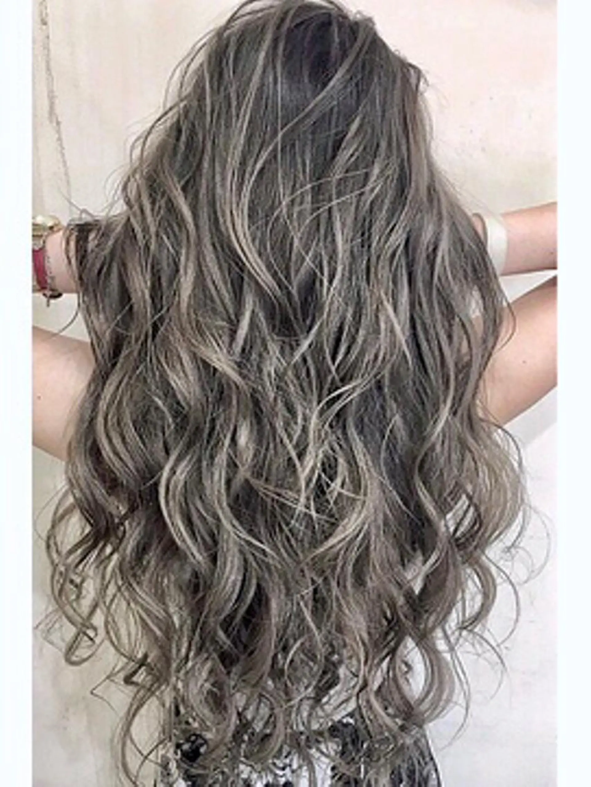 セミロング カラー バレイヤージュ レイヤーカット 海外ヘア/ 長谷川　裕起のヘアスタイル