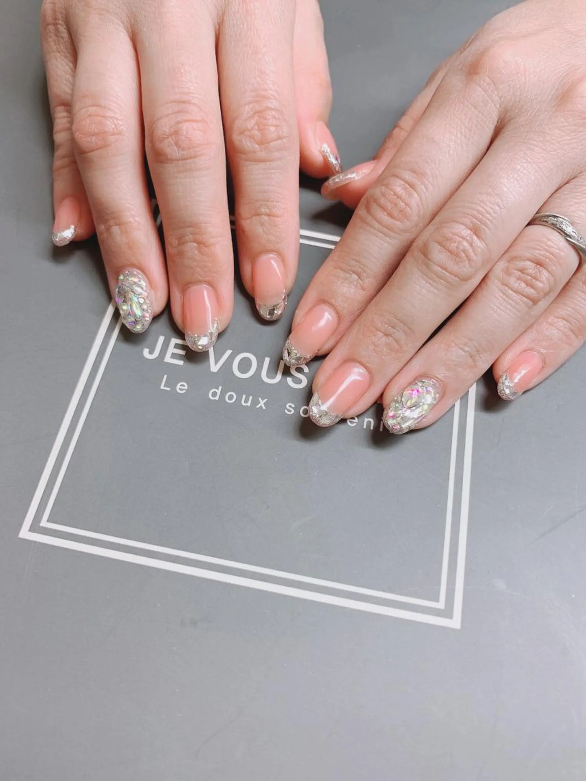 ミディアム ネイル フレンチネイル ガラスフレンチ ストーンネイル misaki ..のネイルデザイン