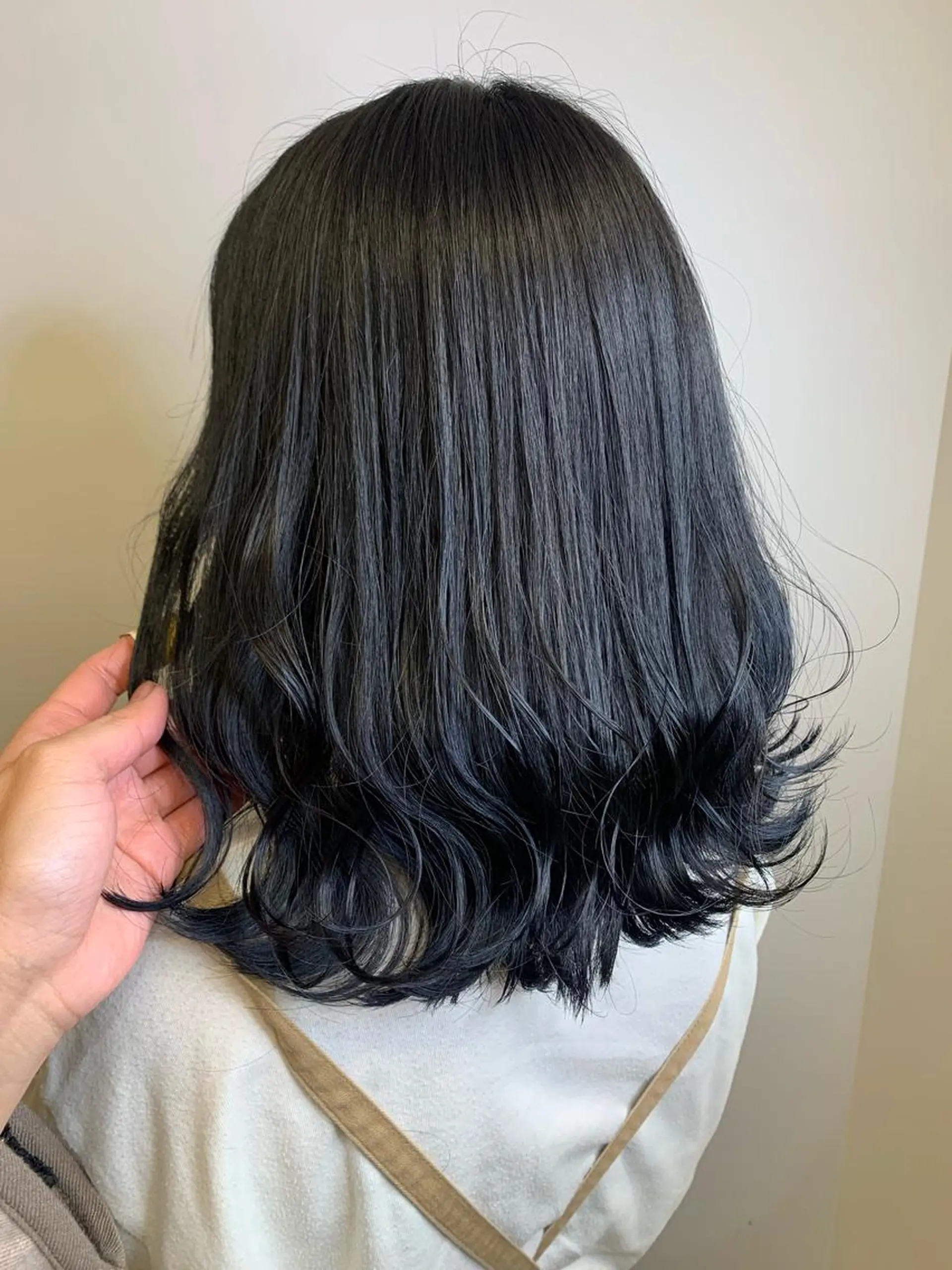 ミディアム カラー 黒髪 ブルーカラー ブルーブラック 松尾 優依のヘアスタイル