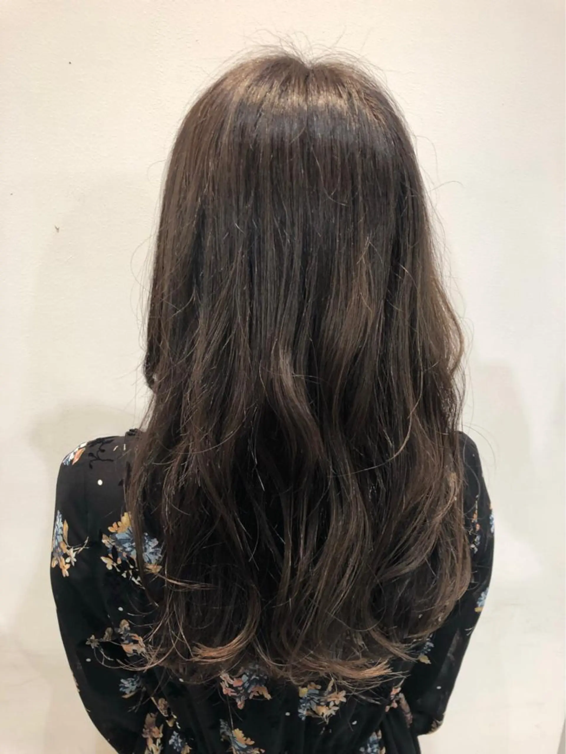 ミディアム カラー ブルーカラー ブルージュ 坂田 友梨奈のヘアスタイル