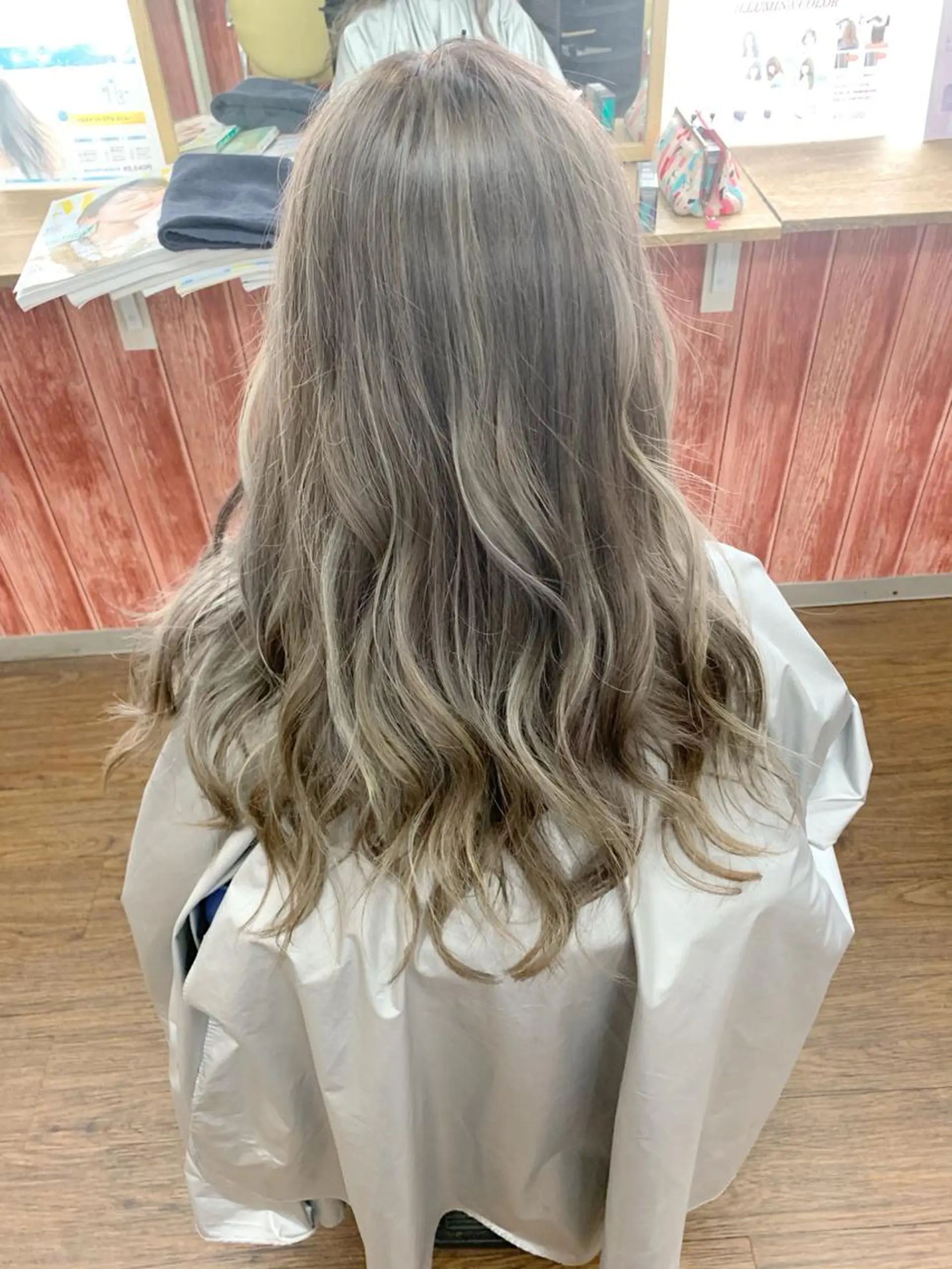 ロング カラー ハイライトカラー ハイライト ヤナ マネージャーのヘアスタイル