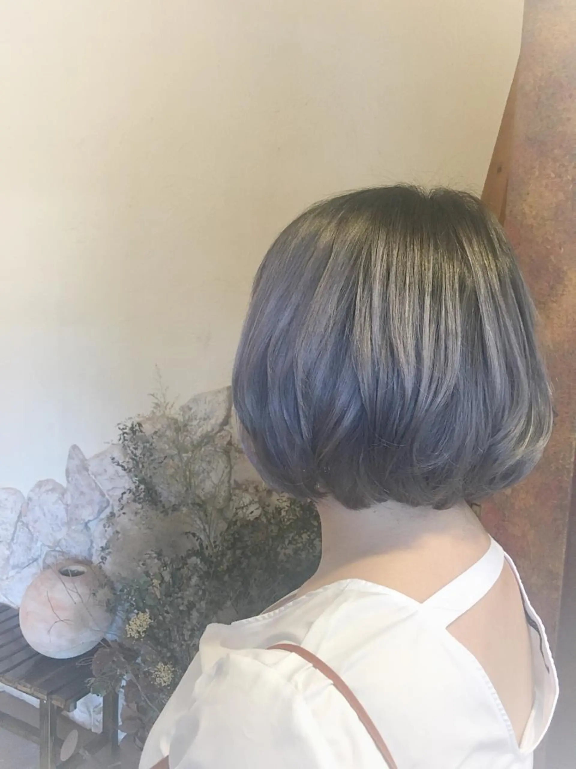 ショート カラー ブリーチ シルバー EMANON天神所属・Hitomi Ezakiのヘアスタイル