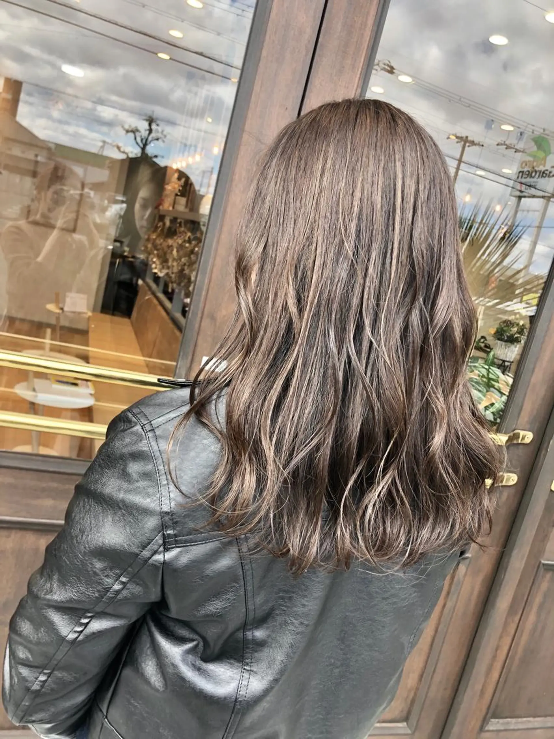 カラー 透明感カラー グレージュ ハイライトカラー 三村 桜生のヘアスタイル