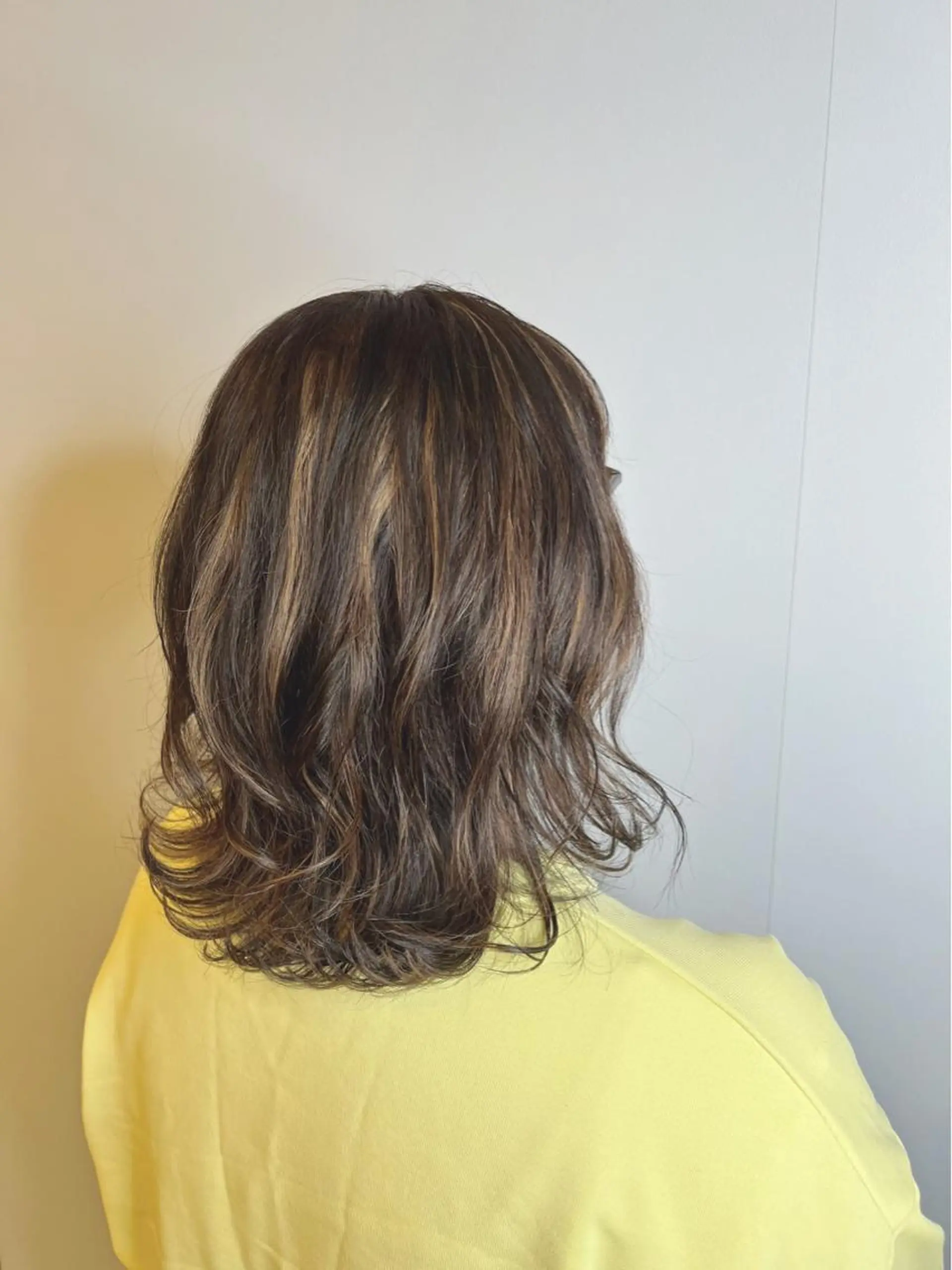 ミディアム カラー 宮原 佳苗のヘアスタイル
