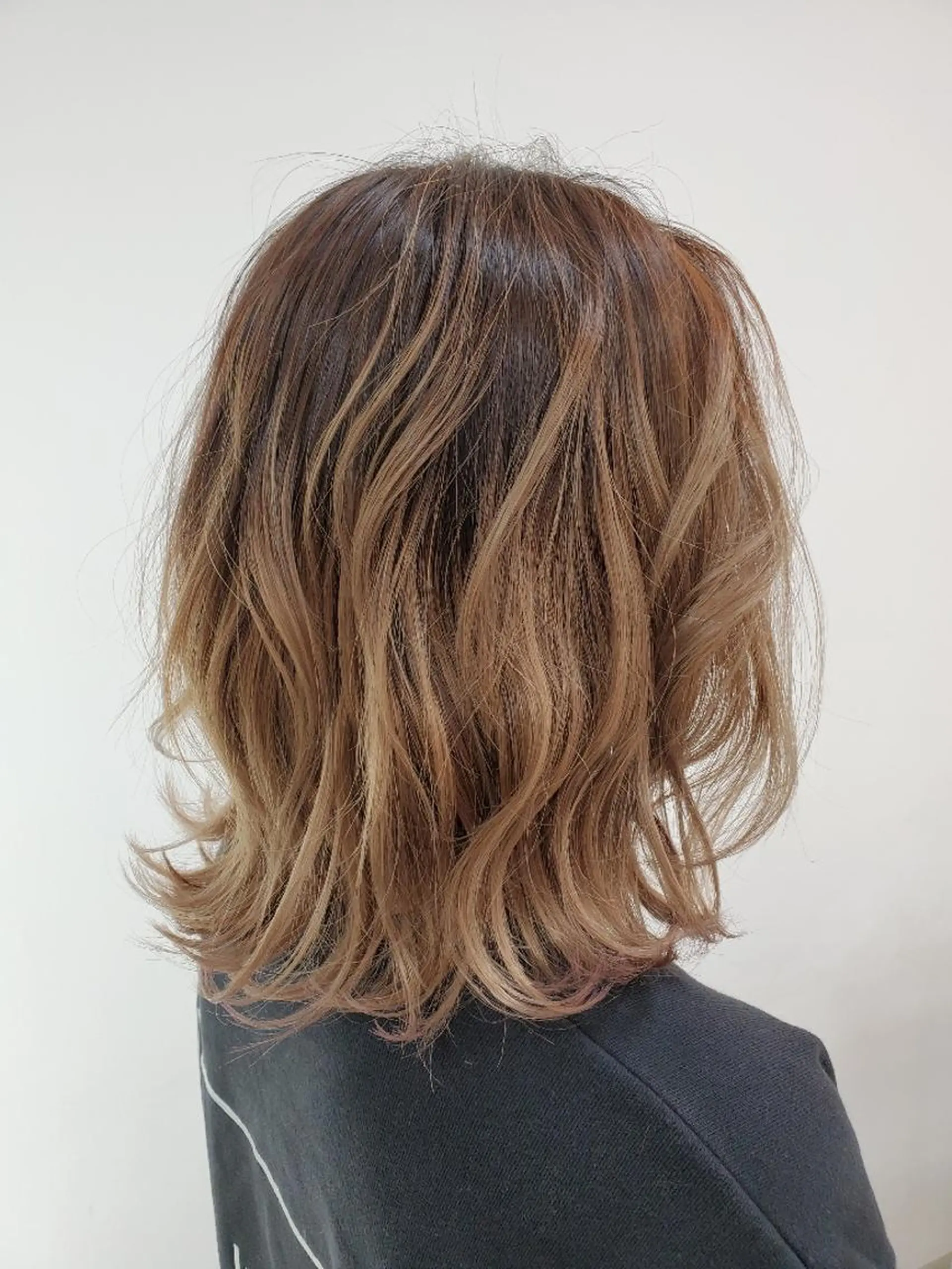 セミロング レイヤーカット 外ハネヘア 倉持 龍歩のヘアスタイル