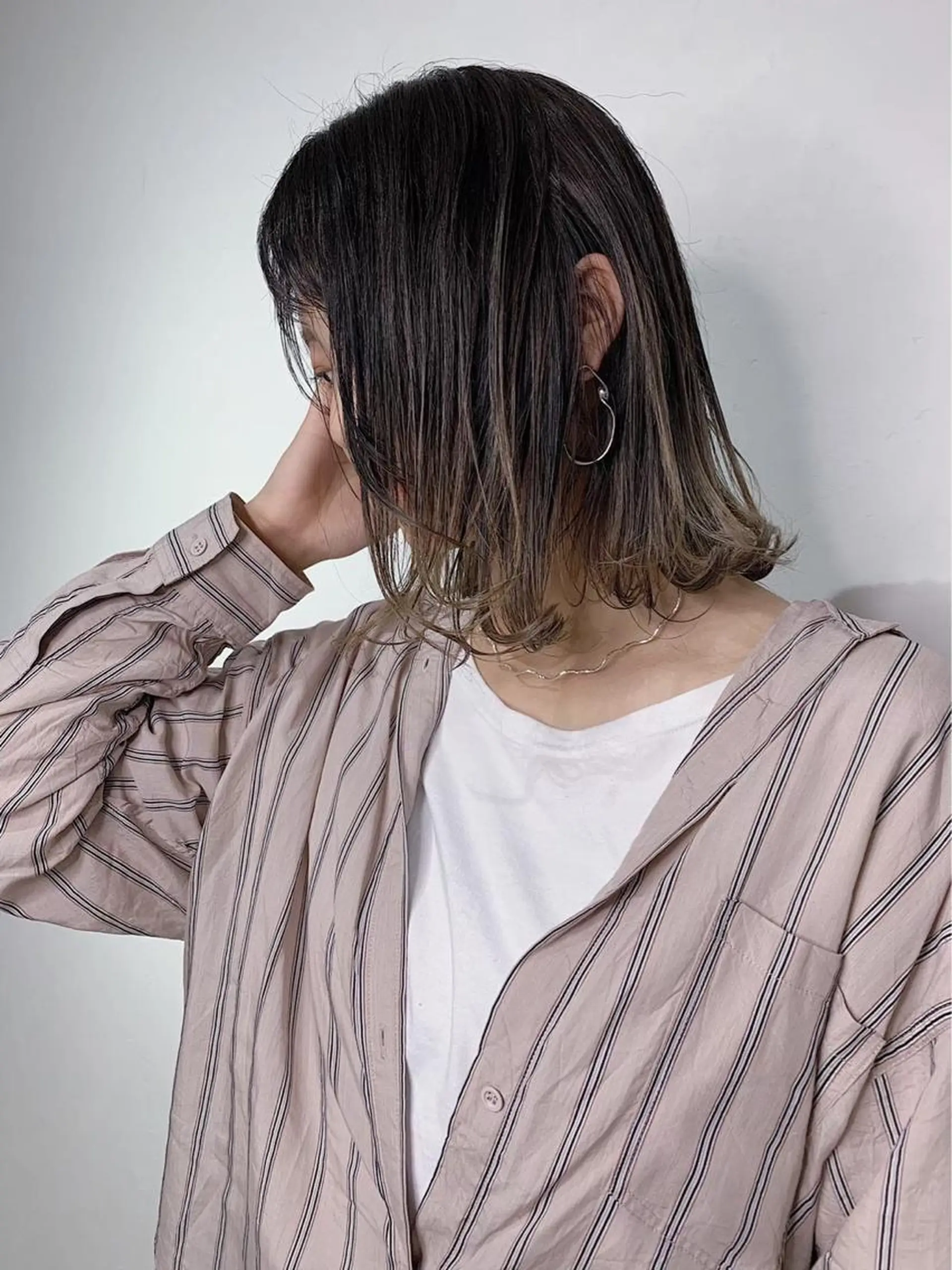 セミロング カラー _WHITE 高槻のヘアスタイル