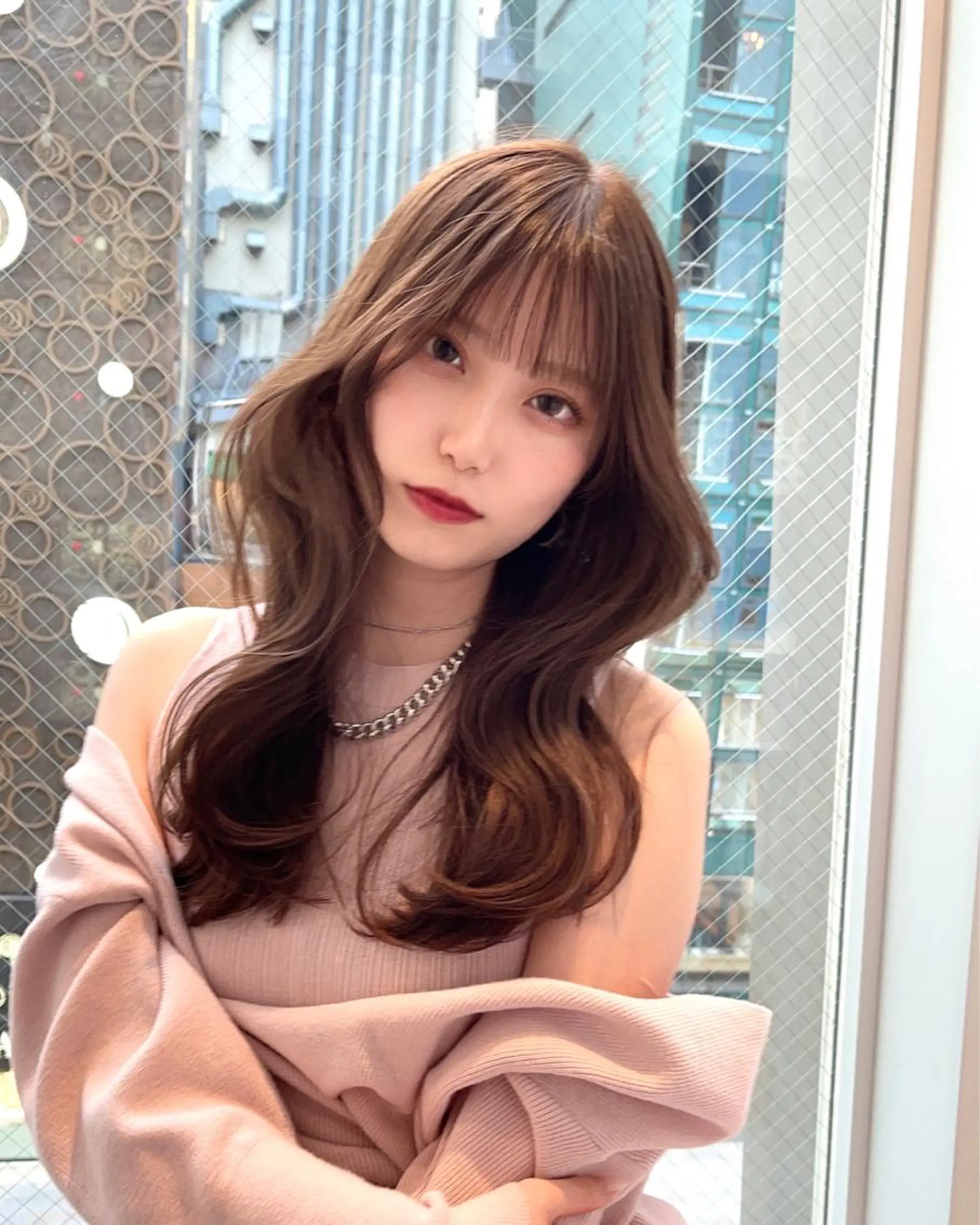セミロング くびれヘア エギョモリ 顔まわりレイヤー 顔周りカット かきあげバング ヘアカラー ボブパーマ ウルフパーマのヘアスタイル