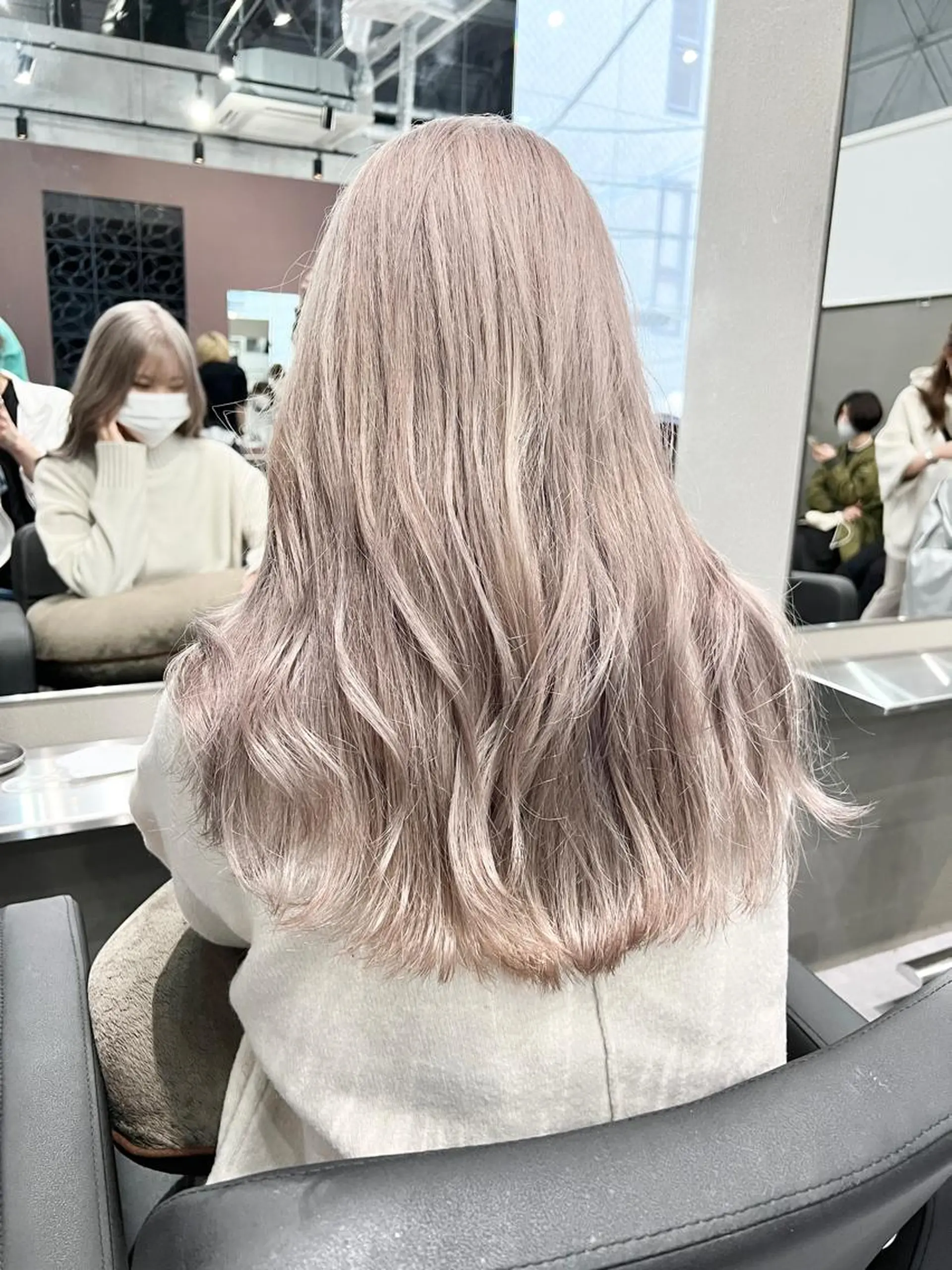 ロング カラー ベージュカラー Via officialのヘアスタイル