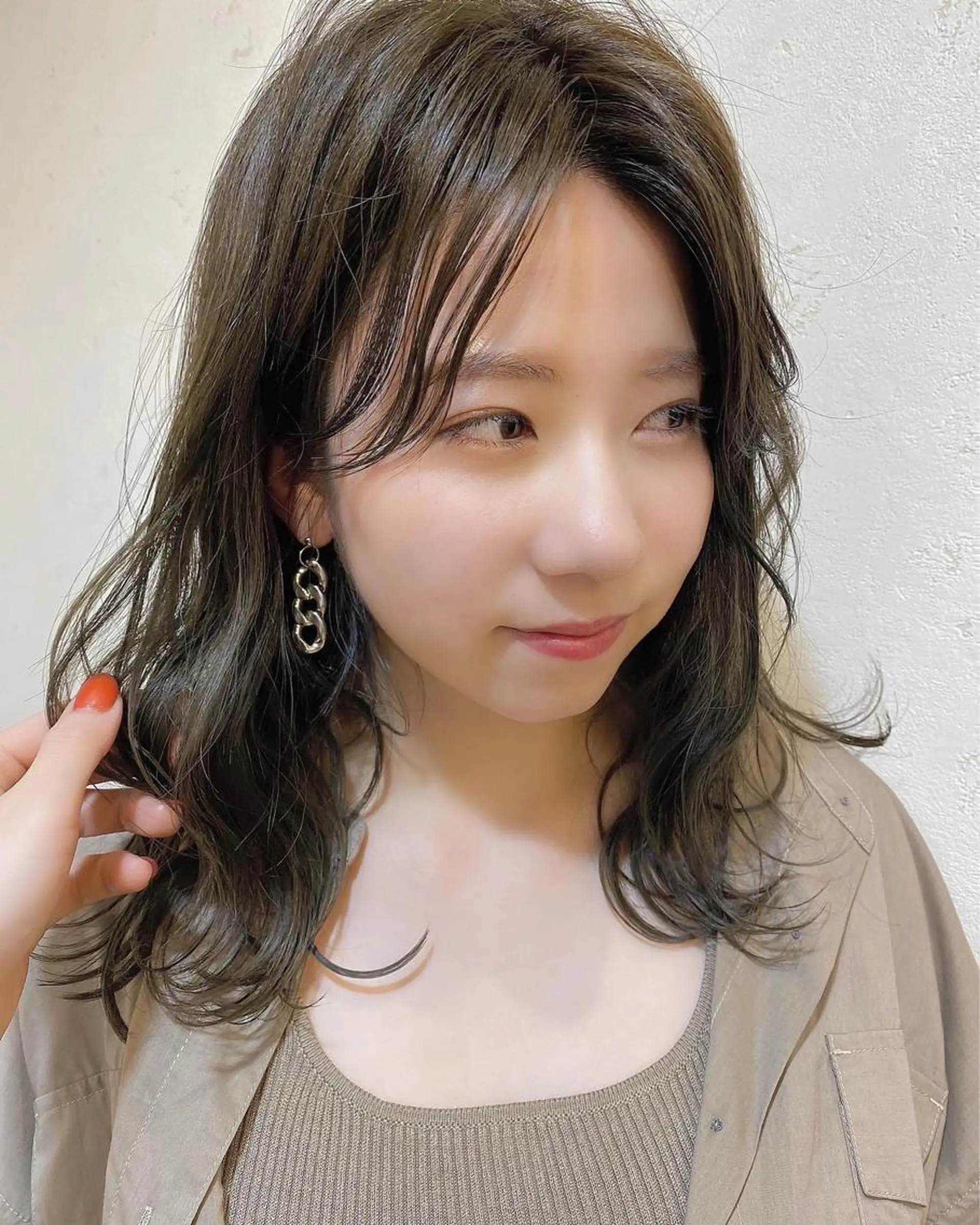 セミロング カラー 畑中 愛梨のヘアスタイル