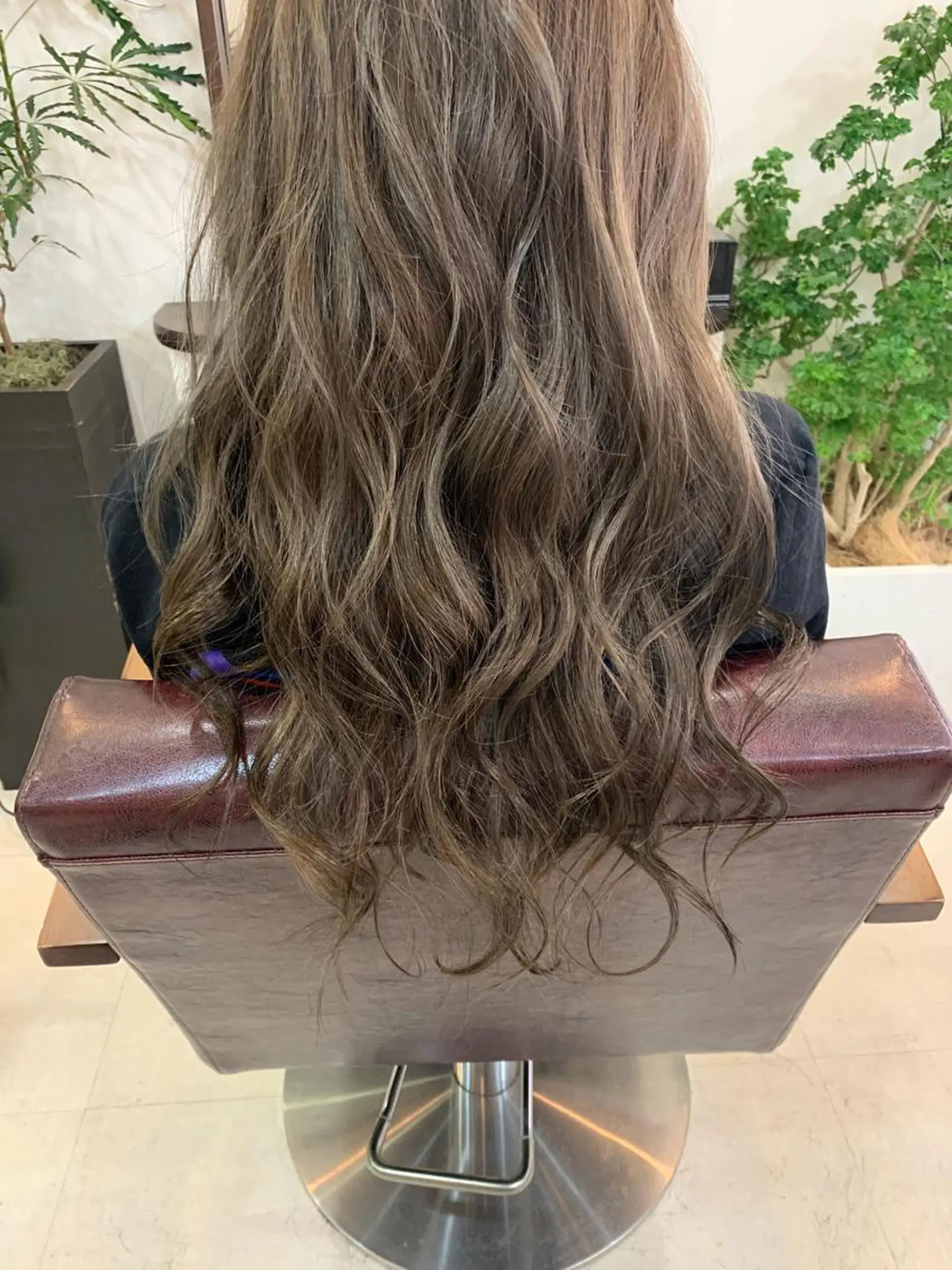 セミロング セミロングパーマ ラベンダーベージュ くびれヘア 外国人風カラー ハイライト ヘアカラー トリートメント 隠れ家美容室 RAW TOKYO 【公式】のヘアスタイル