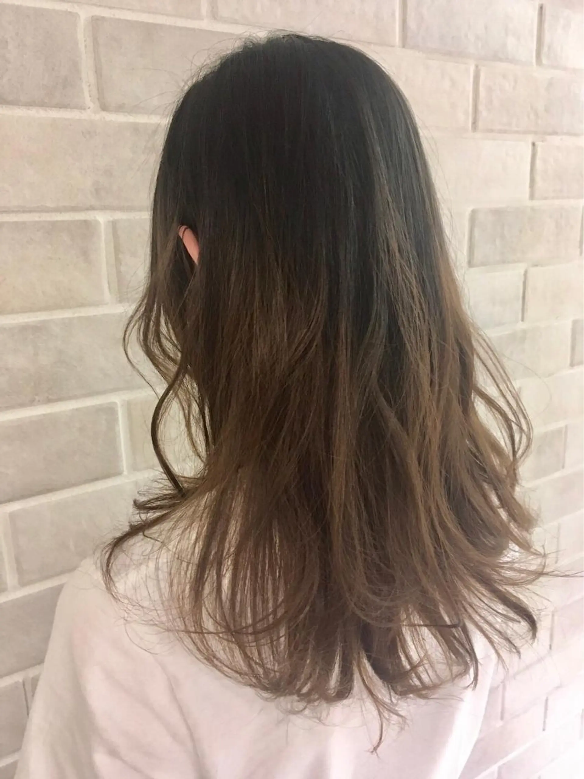 セミロング カラー グラデーションカラー 艶髪カラー&ウルフ フルカワ ヒロズミのヘアスタイル