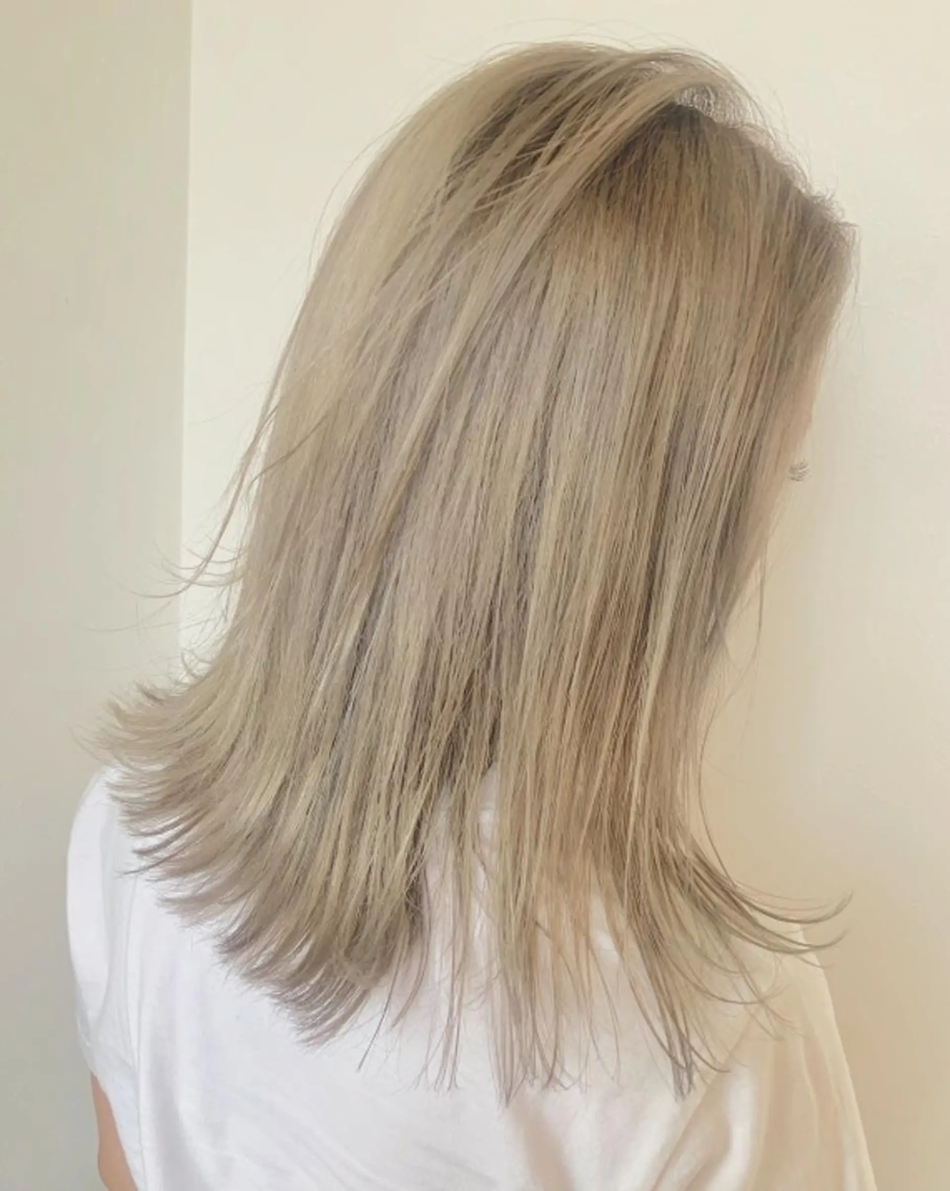 カラー セミロング アッシュ ブロンド デザインカラー ハイトーンカラー N° aria 三軒茶屋のヘアスタイル