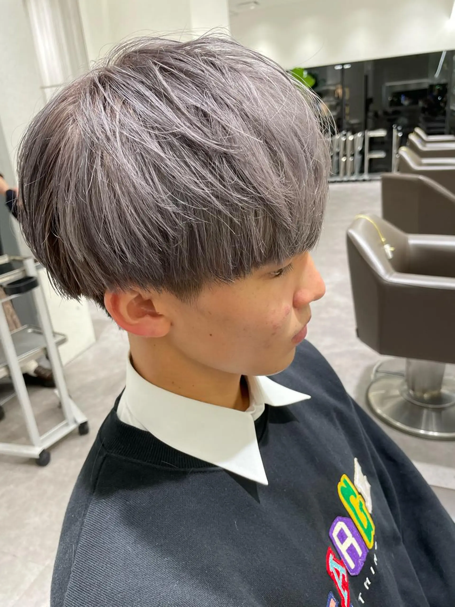 ショート カラー メンズ メンズハイトーン ハイトーンカラー シルバー メンズ特化店長✨ 9/9空き◎岡本一真のヘアスタイル