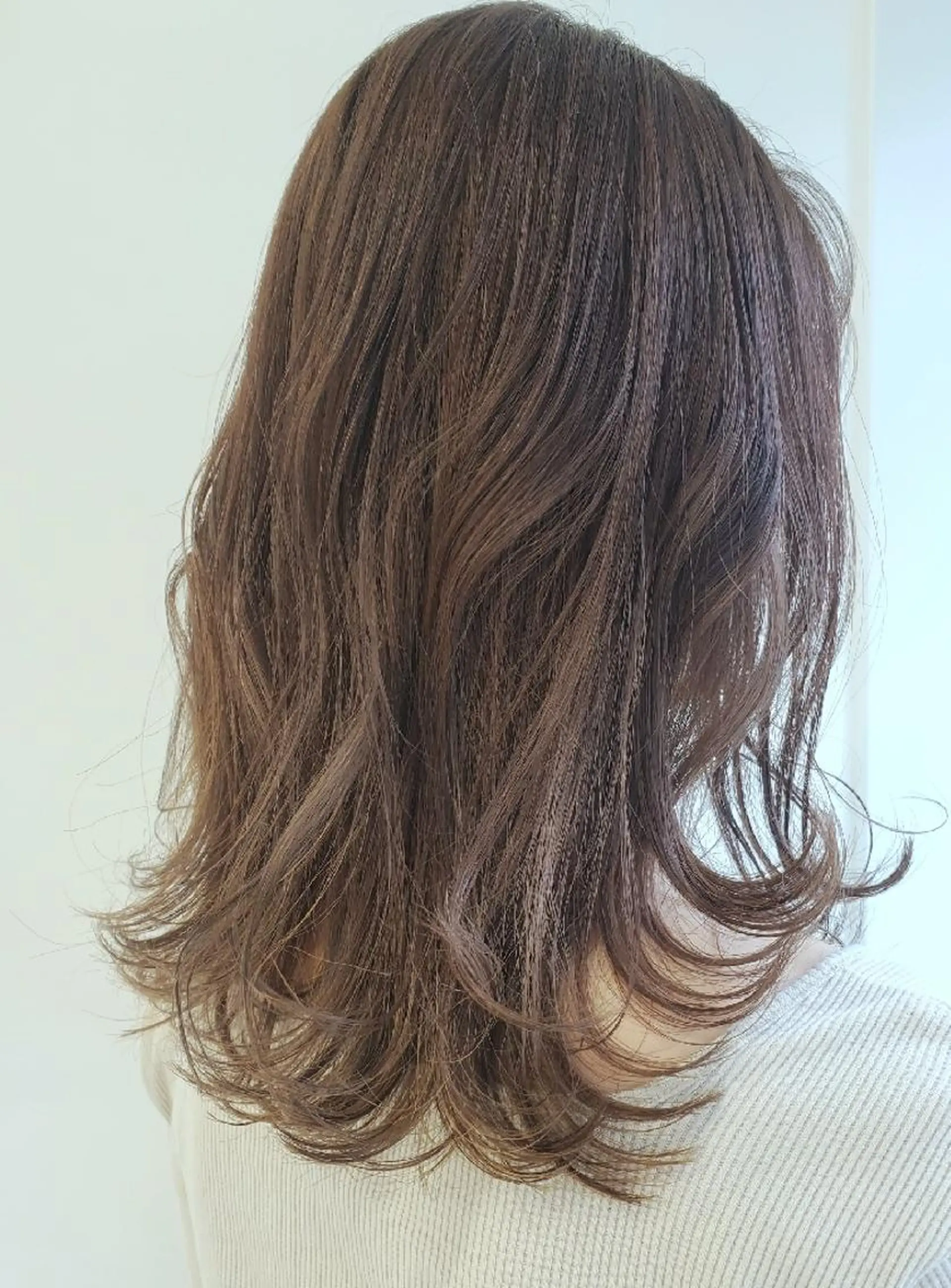 セミロング カラー マネージャー 西村優子のヘアスタイル