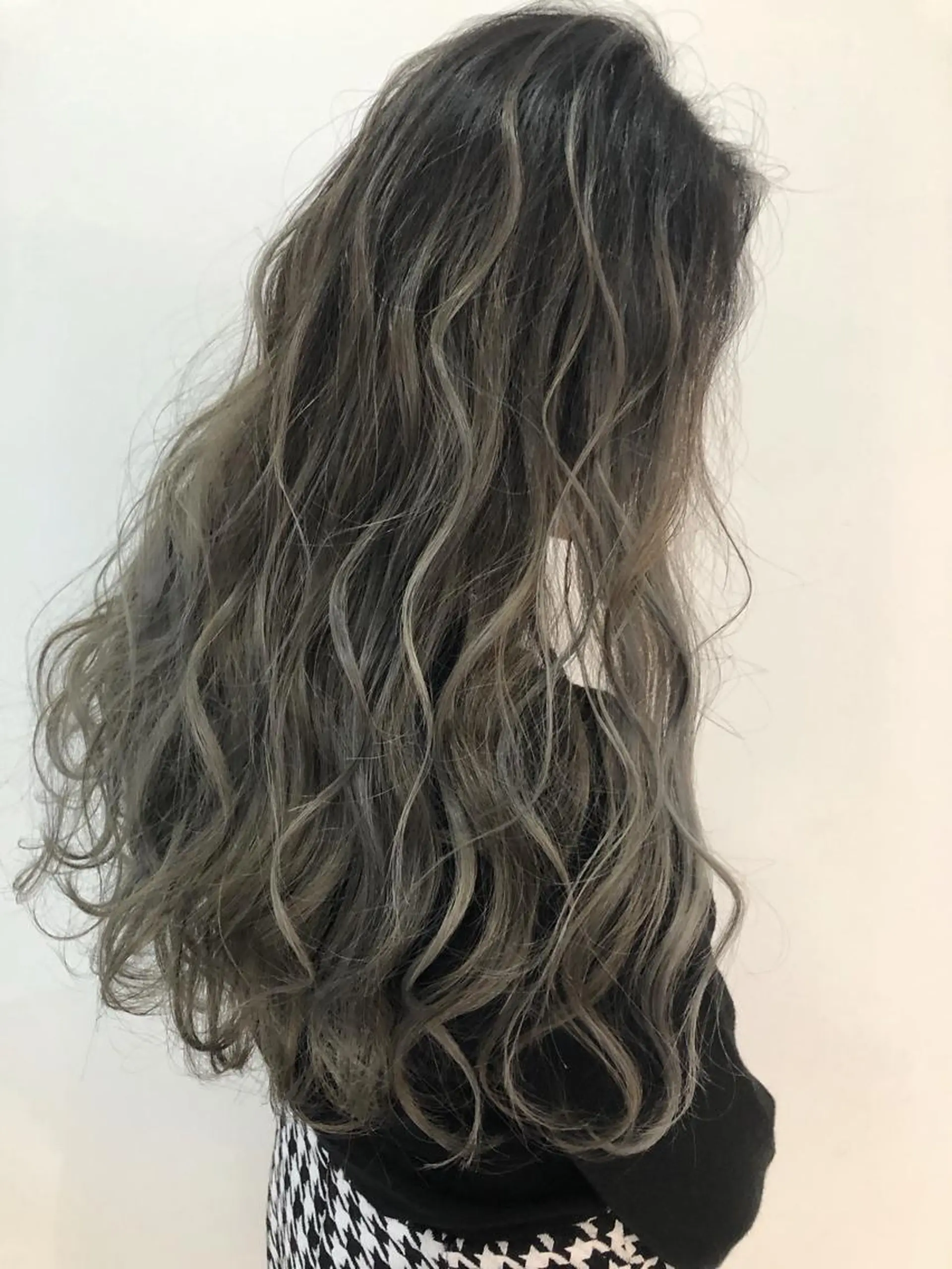 ロング カラー 服部 樹季のヘアスタイル