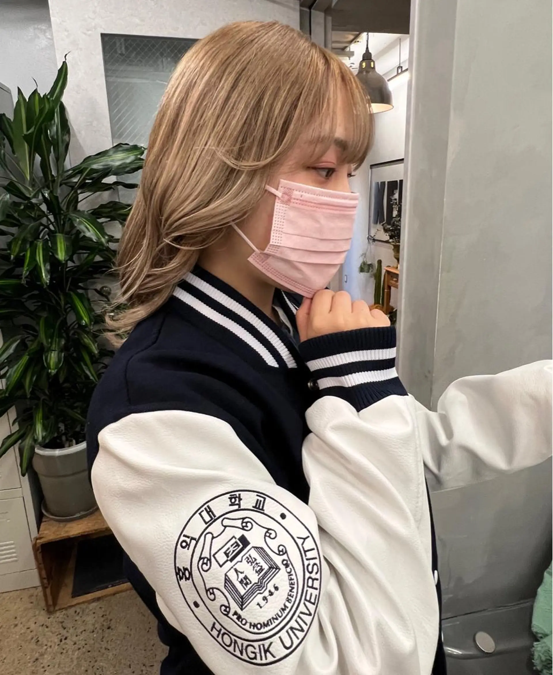 ミディアム 垢抜けハイトーン×ブ ロウリストAZUKIのヘアスタイル