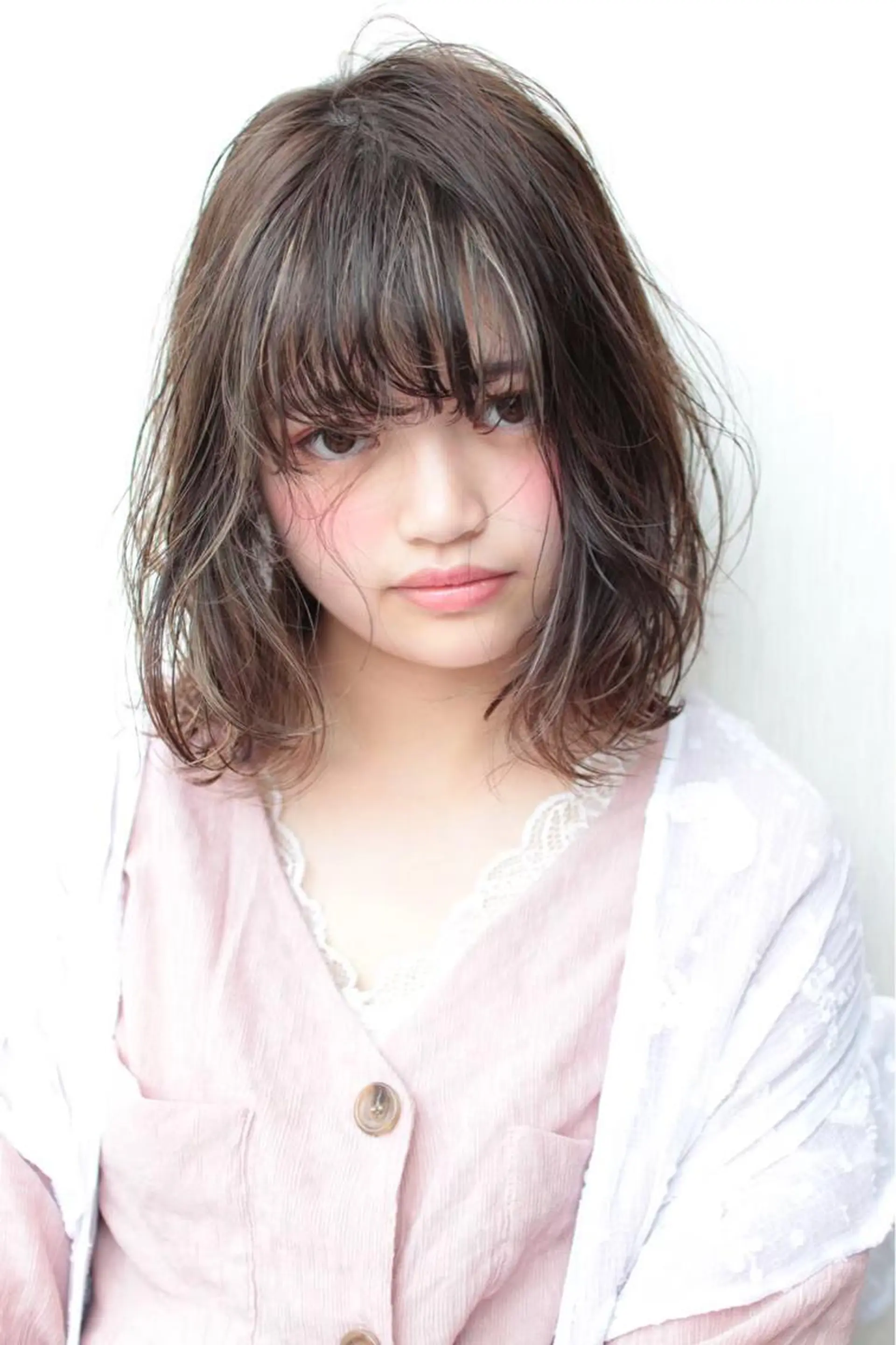 ミディアム カラー ハイライトカラー インナーカラー ハイライト レイヤーカット/ 前髪顔周りカットのヘアスタイル