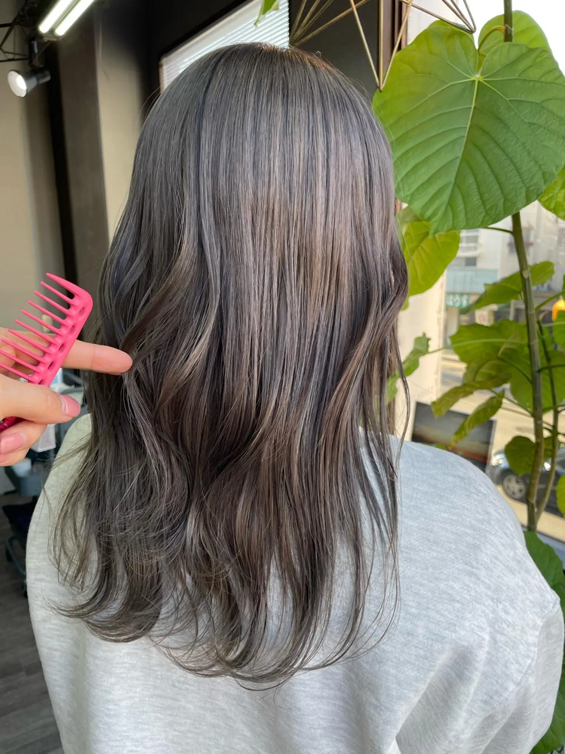 カラー グレージュ シルバー オノ アカネのヘアスタイル