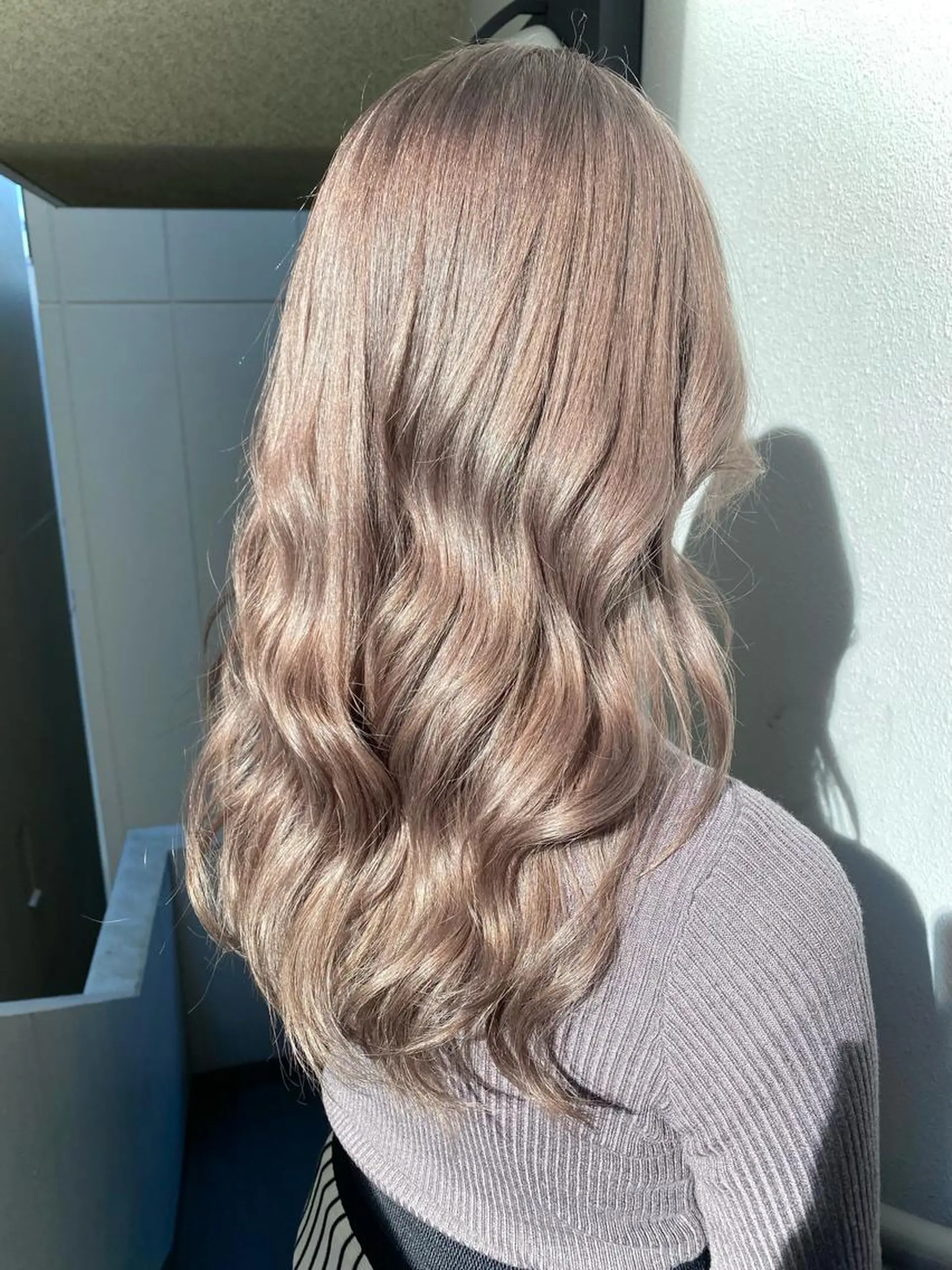 ロング カラー グレージュ ハイトーンカラー ラベンダーカラー ラベンダーグレージュ ラベンダーグレー カット ヘアカラー 遠藤沙也加 /レイヤーカットのヘアスタイル