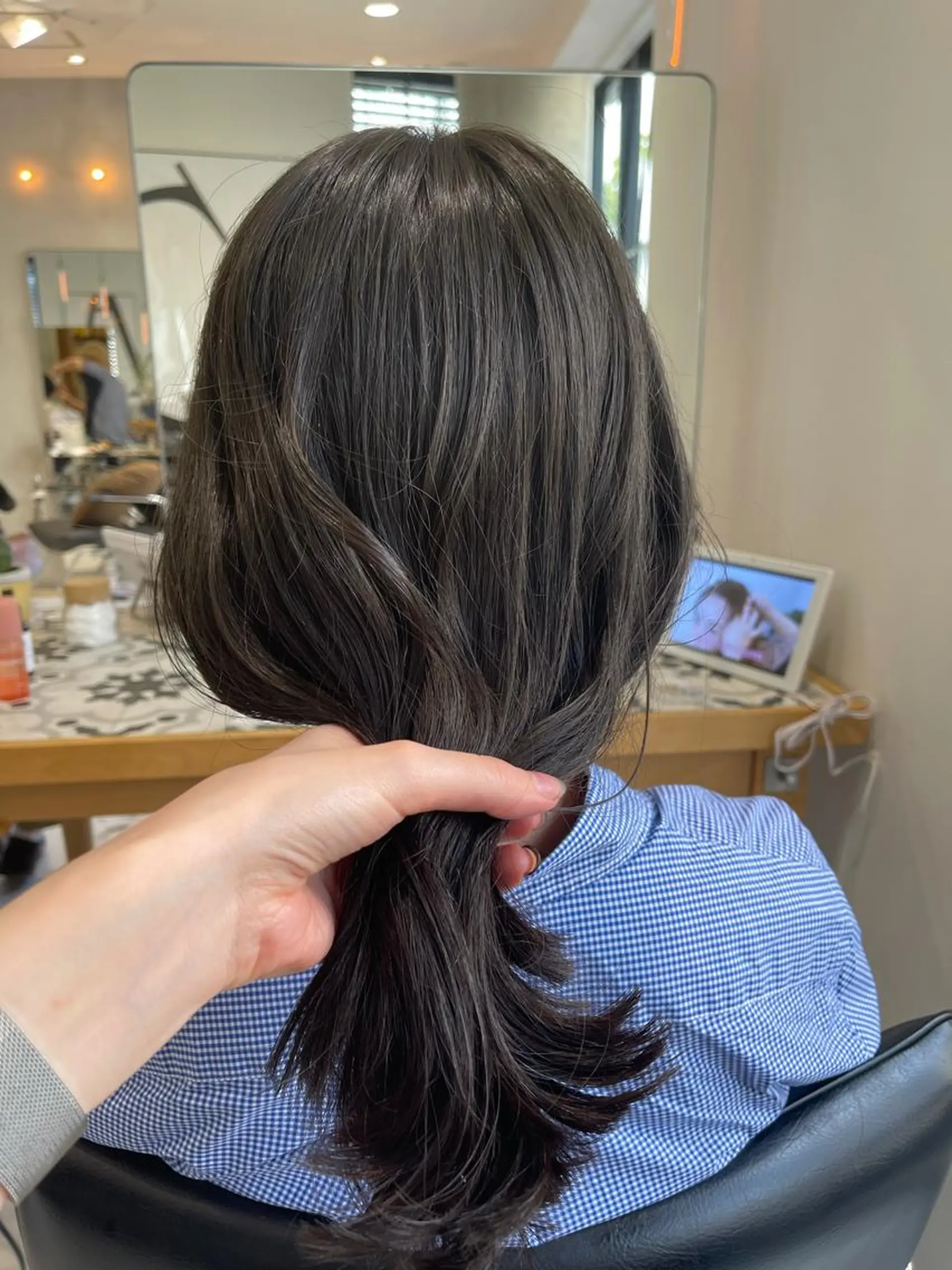 ミディアム カラー 透明感カラー グレージュ オリーブグレージュ オリーブグレー ラベンダー/レイヤー カット🤎mamiのヘアスタイル