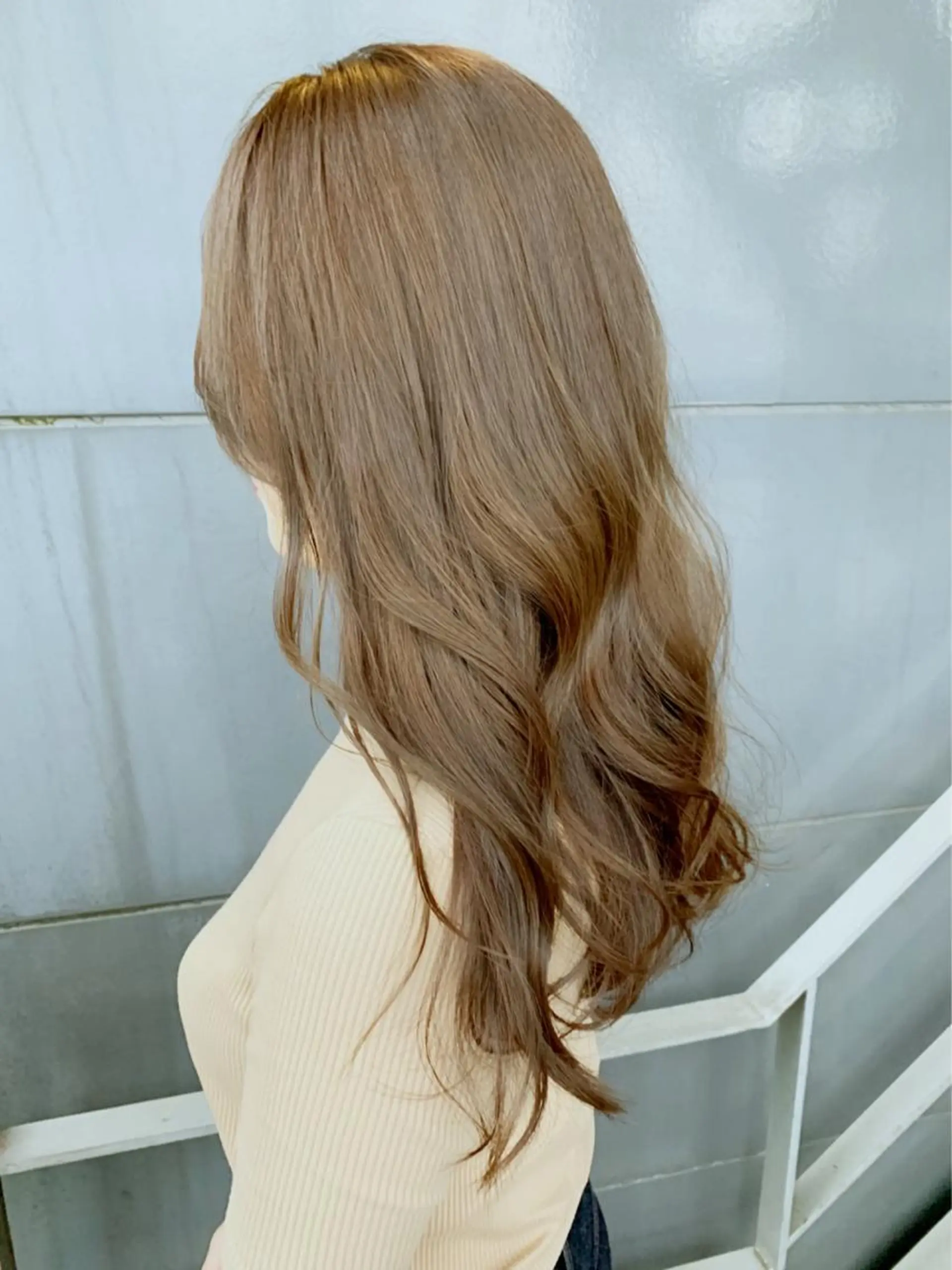 ロング カラー アッシュ ベージュカラー ブリーチ ブリーチなしカラー natsu ナチュラルのヘアスタイル