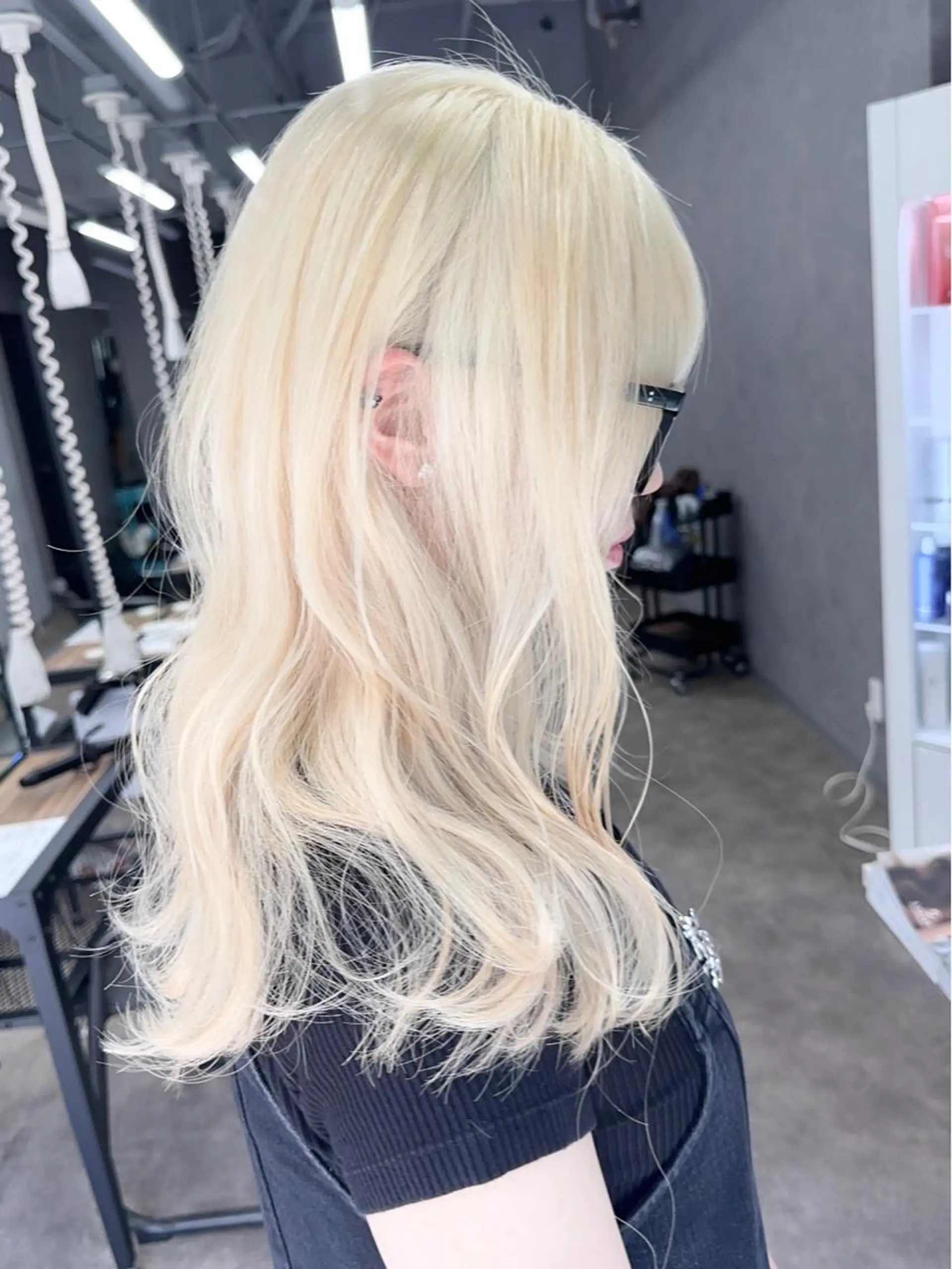ロング 前髪カット🩶レイヤ ー🩶ハイトーン🩶のヘアスタイル