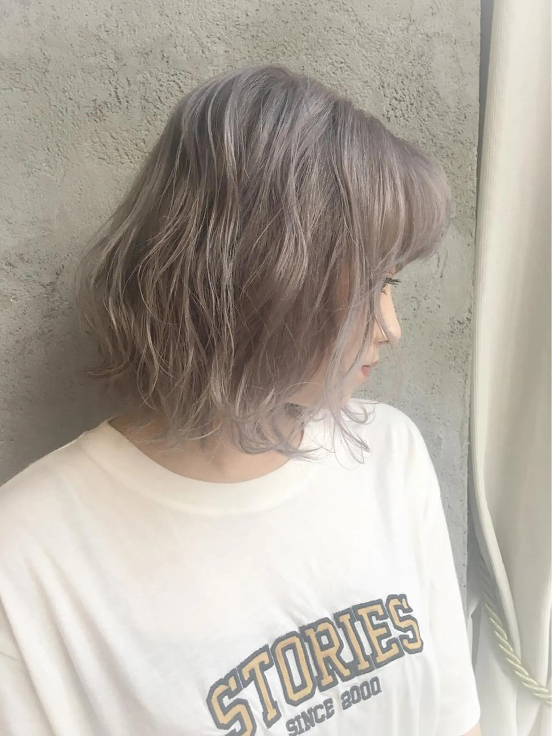 ミディアム カラー シルバー ホワイトシルバー EMANON天神所属・Hitomi Ezakiのヘアスタイル