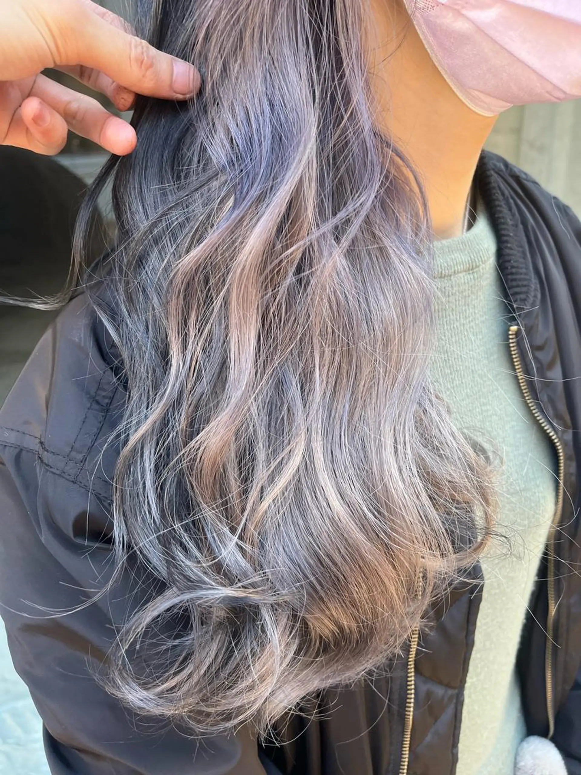 ロング カラー アッシュ ブリーチ イヤリングカラー ホワイトアッシュ カット ヘアカラー トリートメント 原宿サロン代表 デザインカラー伊藤卓のヘアスタイル