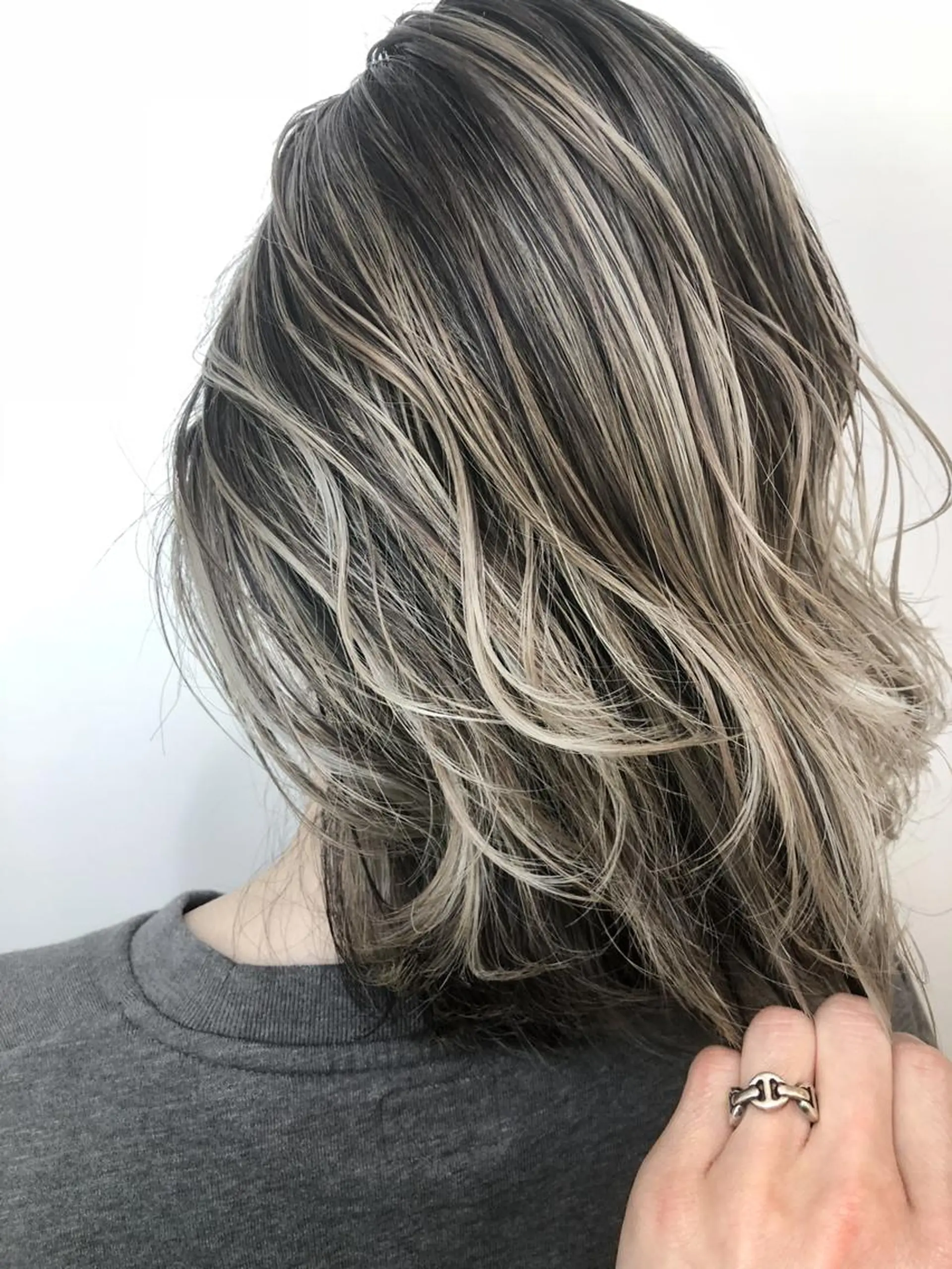ミディアム カラー ボブレイヤー ブリーチ グラデーションカラー ハイライトカラー ボブ ヘアカラー トリートメント WONK. ウォンク 心斎橋のヘアスタイル