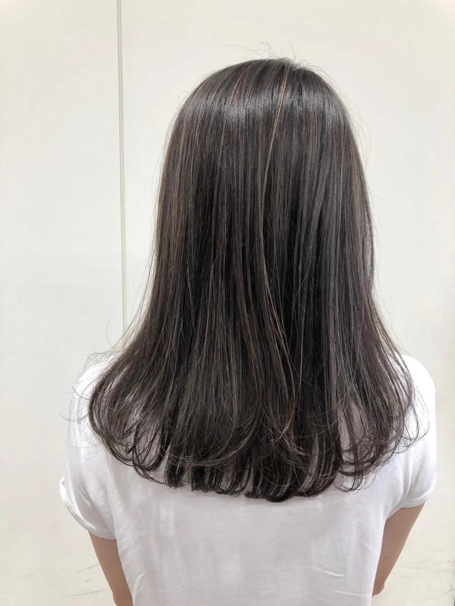 セミロング カラー グレージュ ハイライトカラー ハイライト ケアブリーチ 坪井佑樹のヘアスタイル