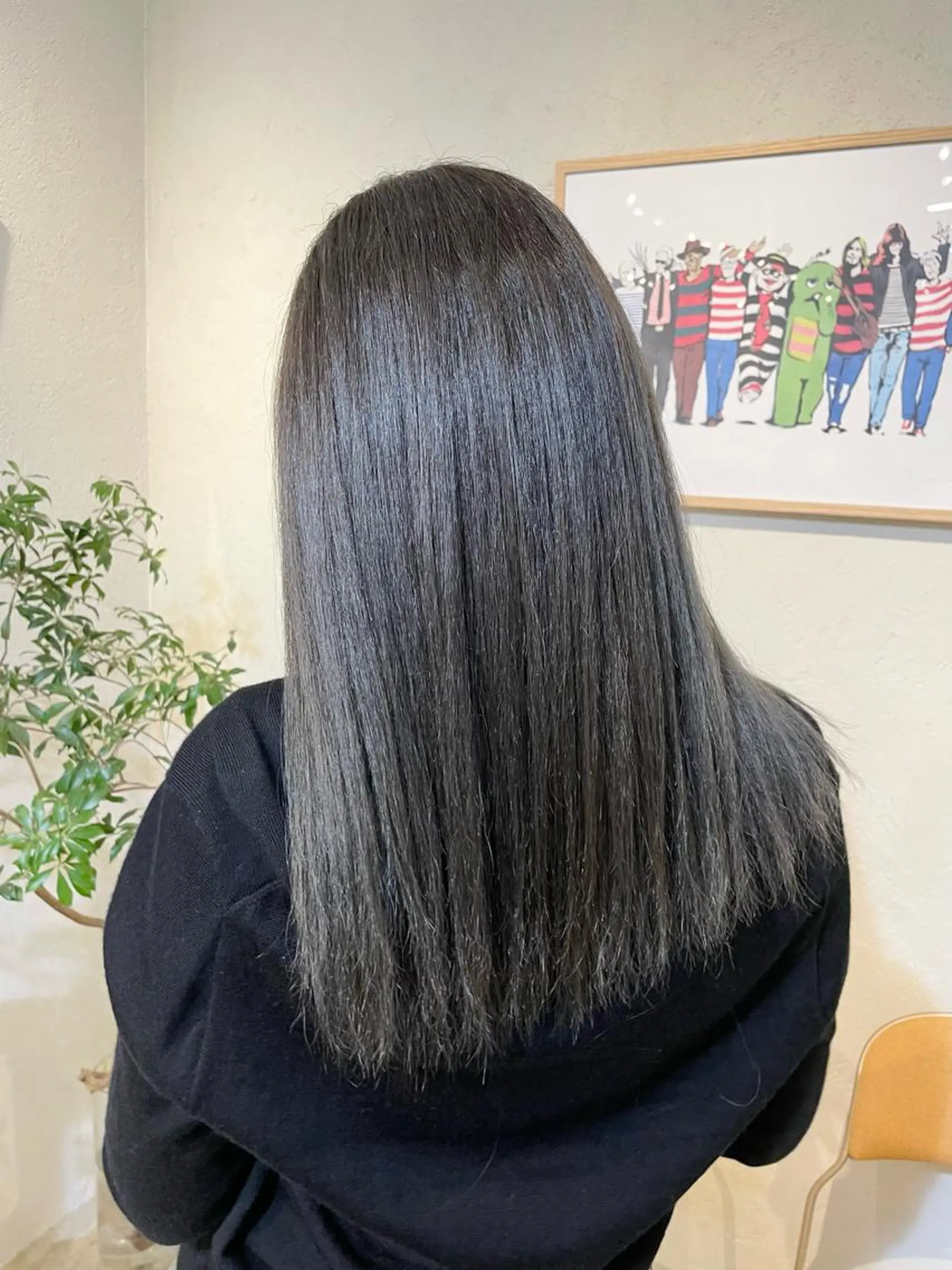 ロング カラー アッシュ 縮毛矯正 Rin:nel hair所属・Takanishi くすみベージュカラーのヘアスタイル