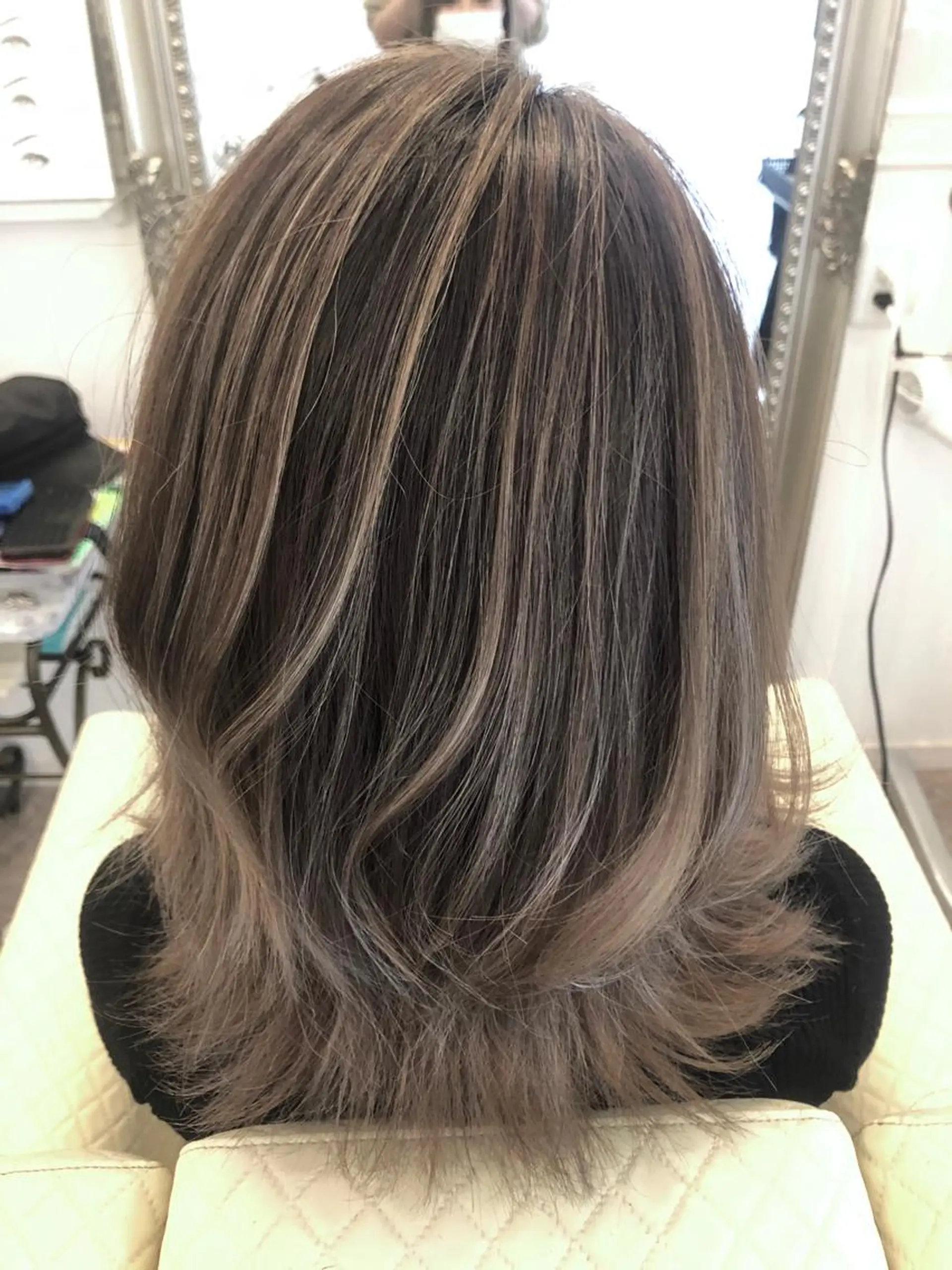 ミディアム ハイライト レイヤーカット ヘアカラー La.fleur ラ.フルールのヘアスタイル