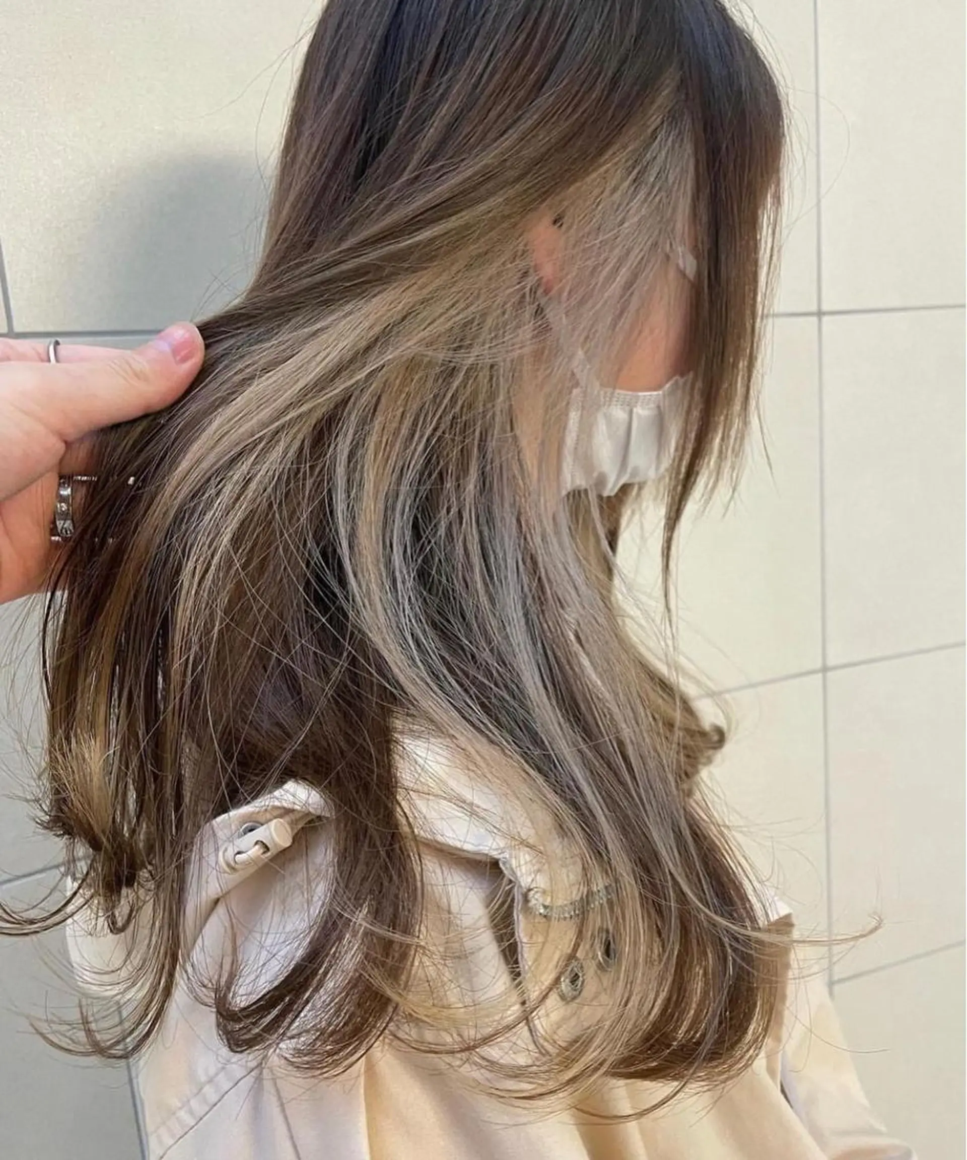 ミディアム カラー ベージュカラー ホワイトベージュ ケアブリーチ/ エクステ/レイヤーのヘアスタイル