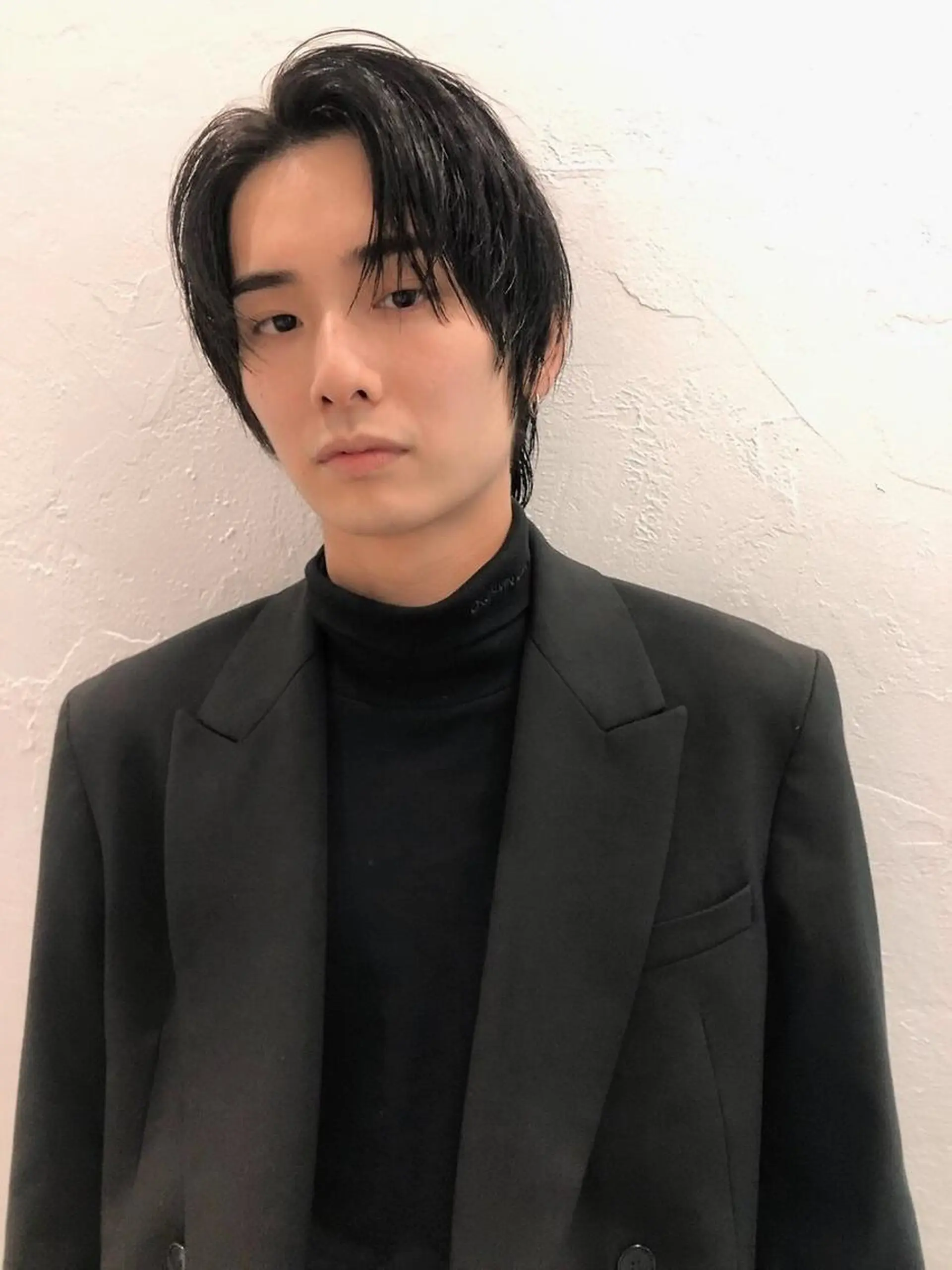 ショート カラー パーマ メンズ メンズバレイヤージュ メンズブリーチ センターパート フェードカット メンズハイライト スパイラルパーマ 🌐hina⭐️のヘアスタイル