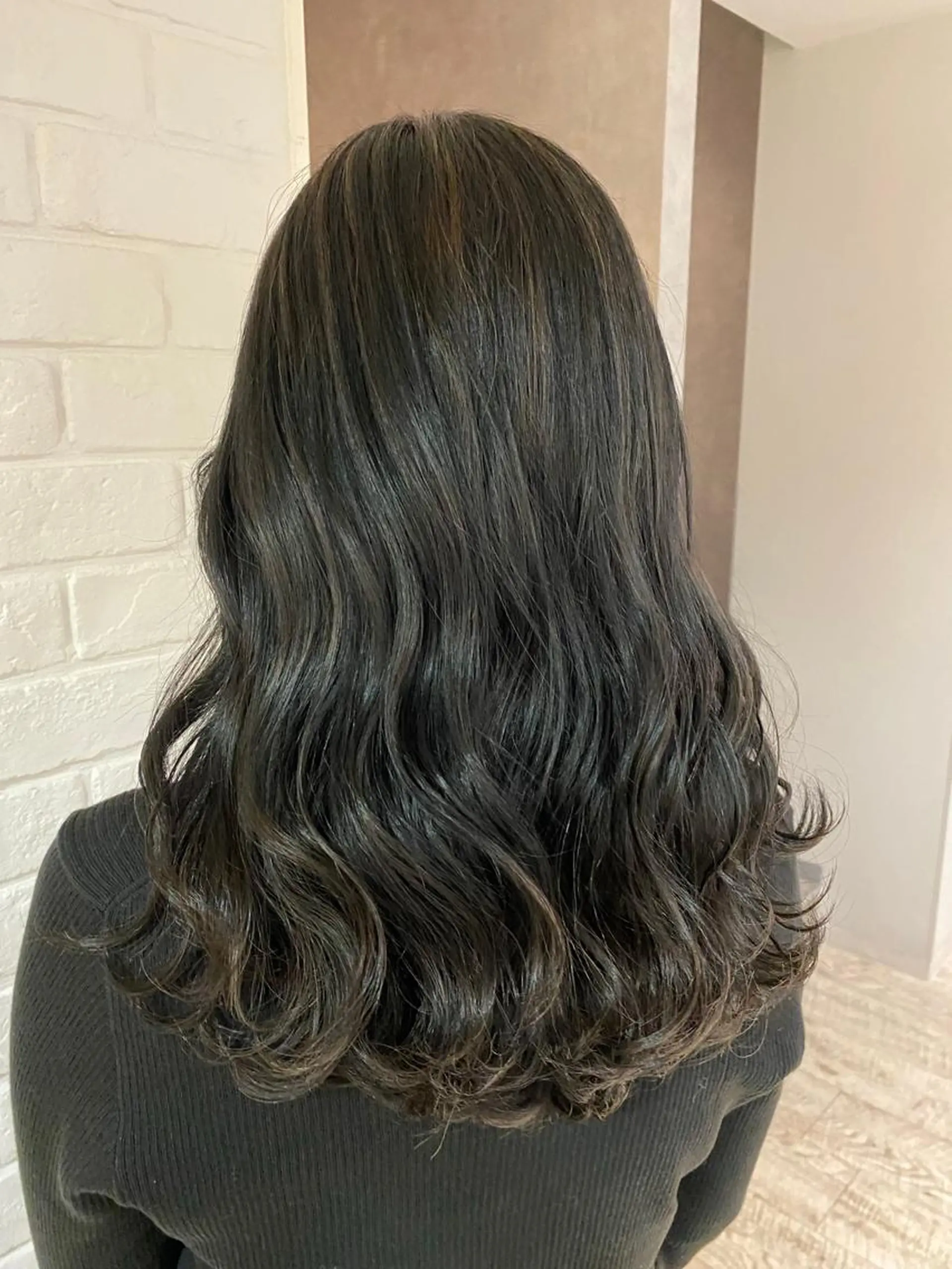 セミロング カラー ハイライトカラー ハイライト 西村 美羽のヘアスタイル