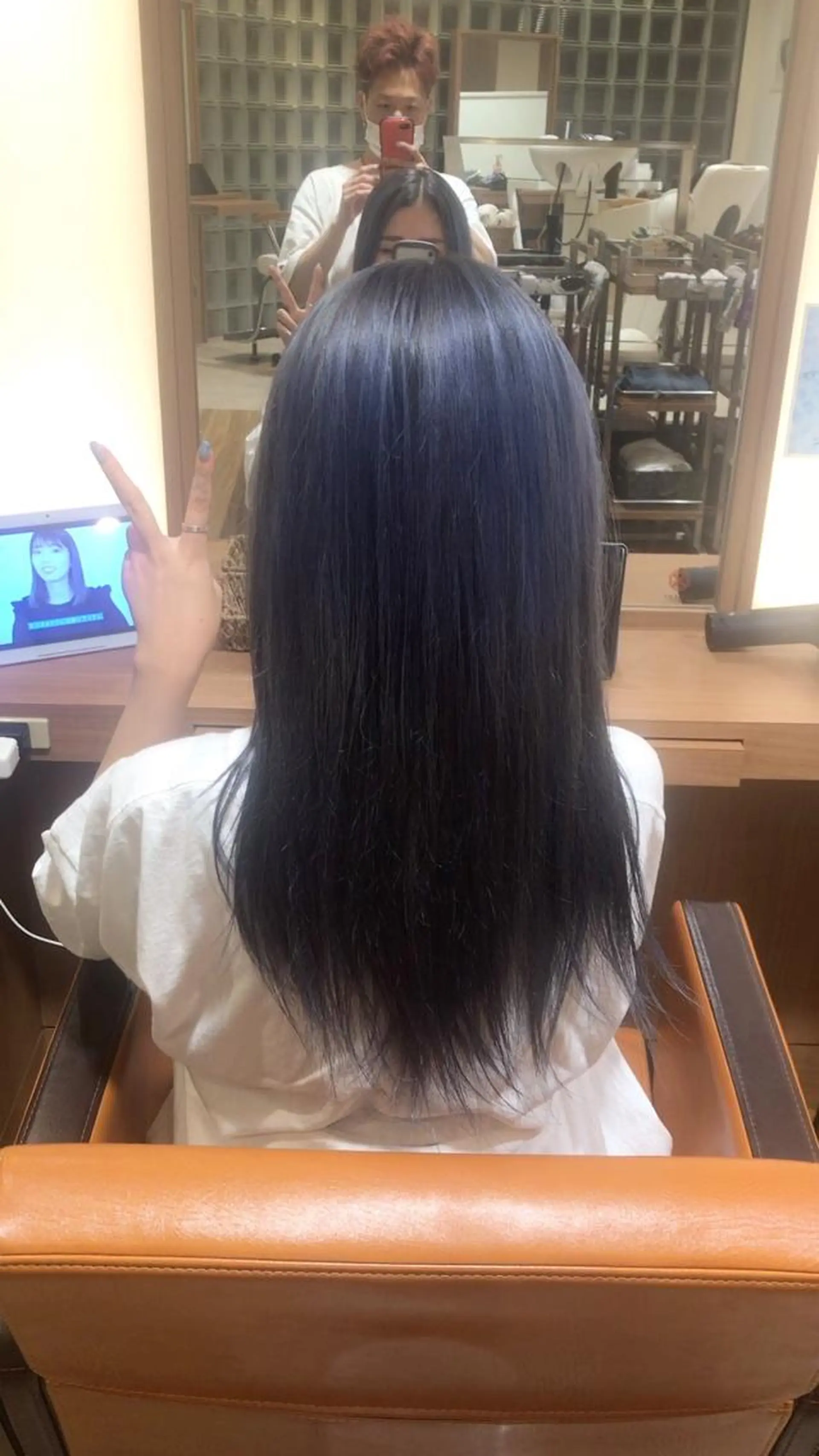 セミロング カラー ブリーチ ブルーカラー SEA BELLE YASUのヘアスタイル