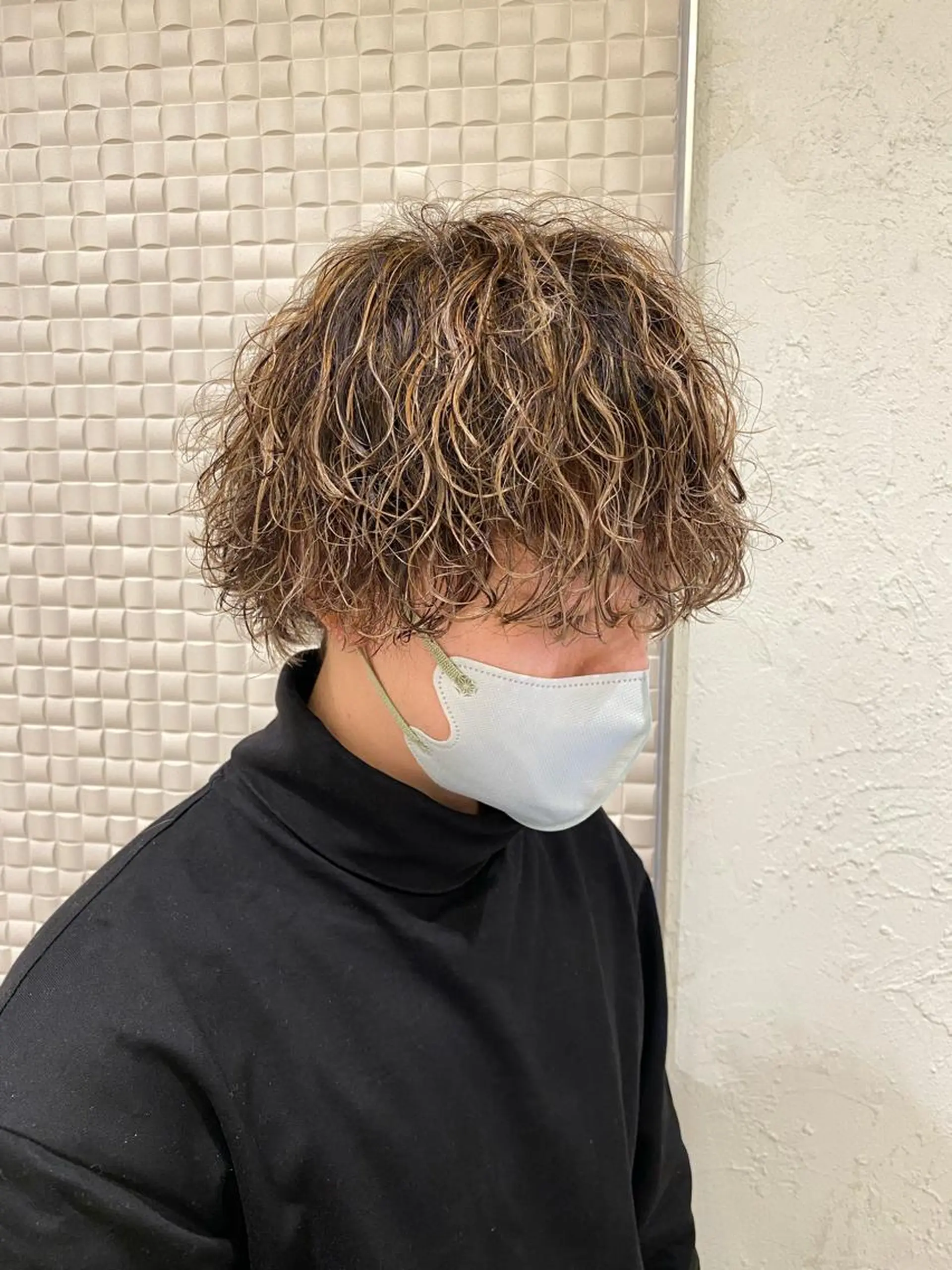 ミディアム カラー パーマ ヘアアレンジ メンズ キッズ ミディアムパーマ センターパート マッシュウルフ マッシュ メンズパーマ 新宿スペインカール ヨモギダのヘアスタイル