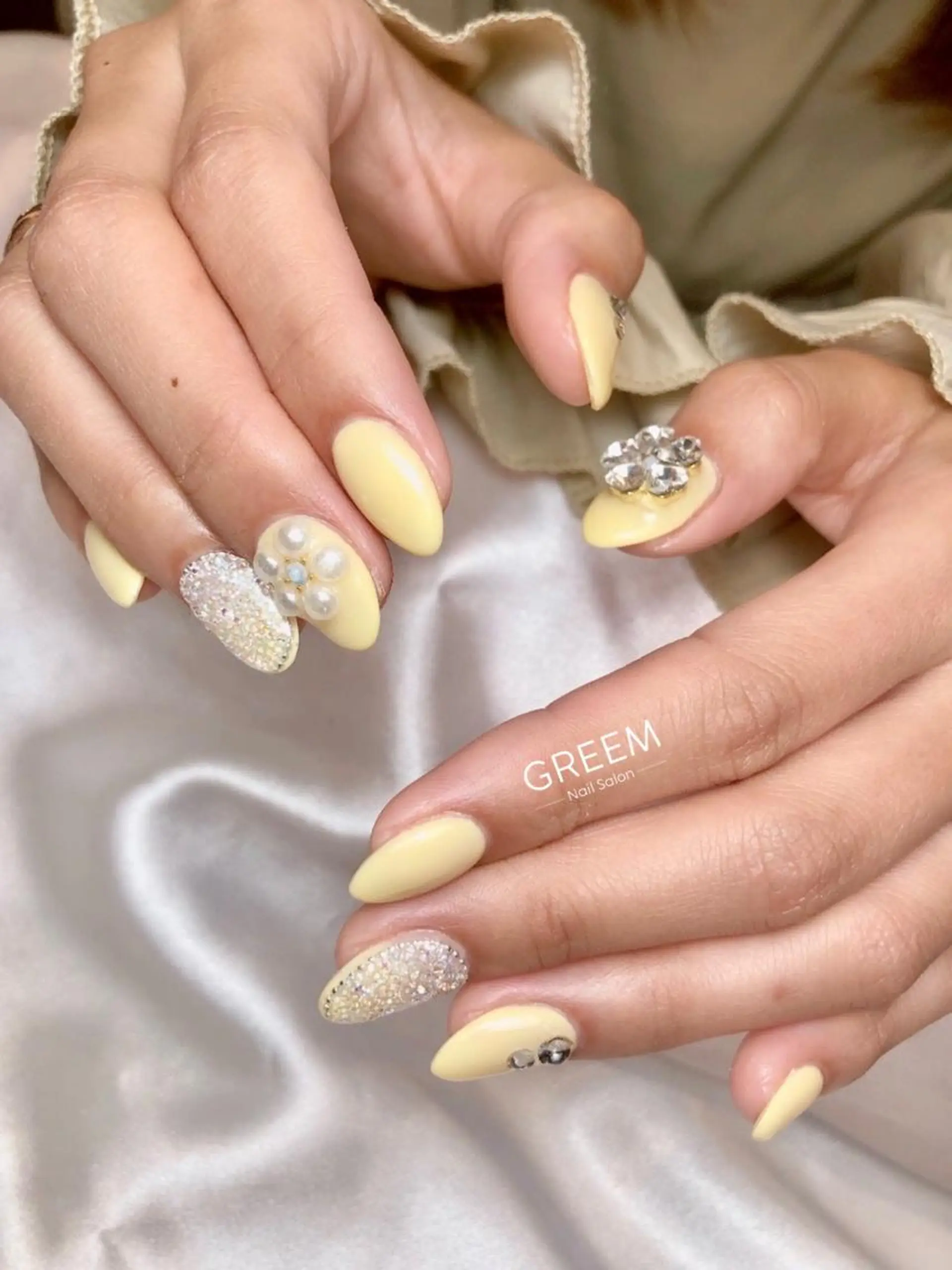 ネイル オーロラネイル キラキラネイル 韓国ネイル 黄色 フットネイル GREEM グリームのネイルデザイン