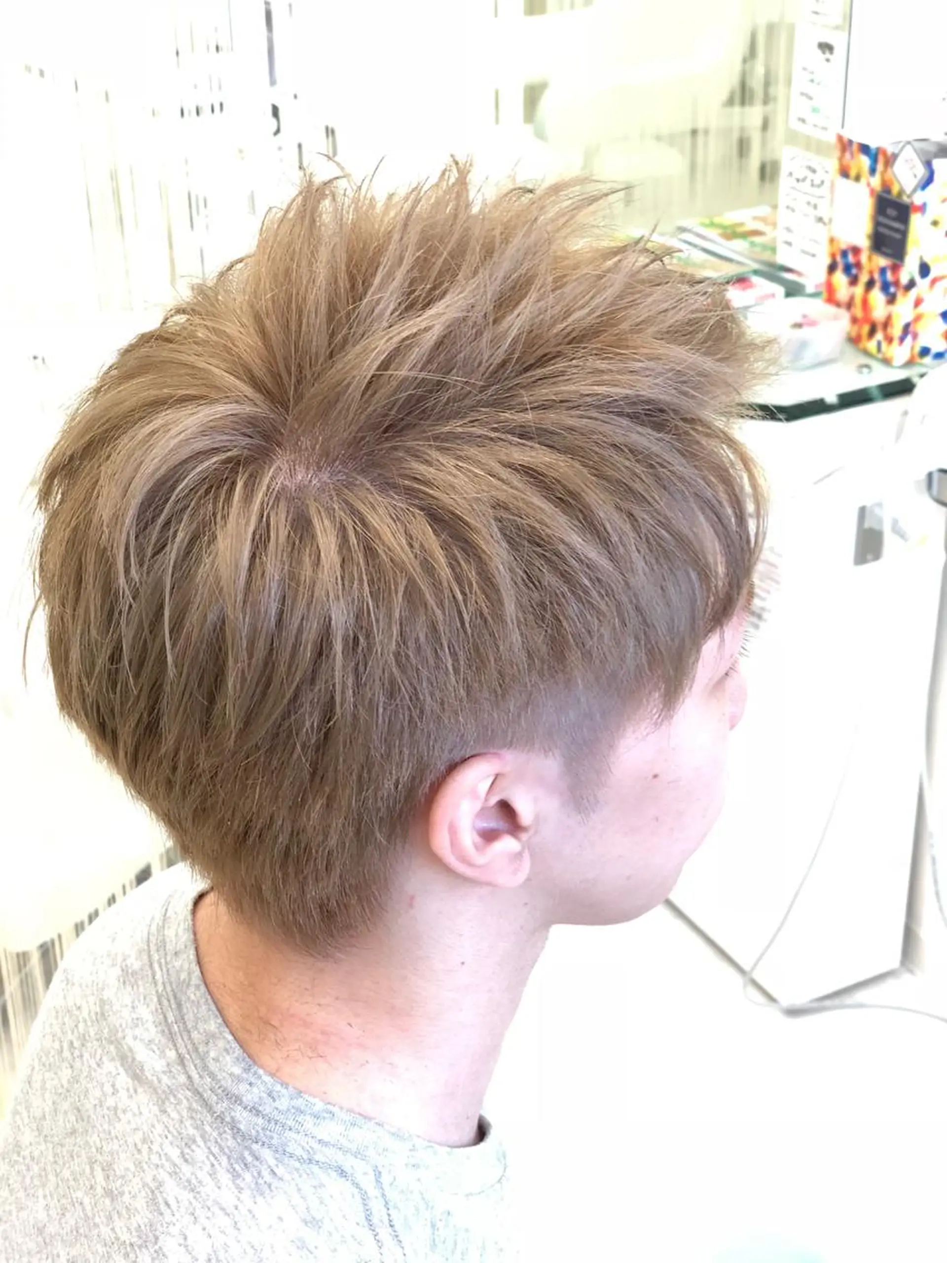 ショート カラー メンズ メンズブリーチ メンズハイトーン ベージュカラー ブリーチ ハイトーンカラー hair Freak所属・佐藤 祥太のヘアスタイル
