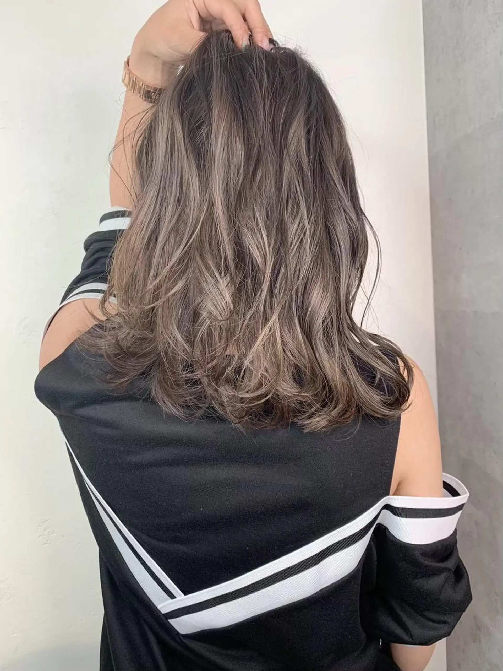 セミロング ボブ 斜めバング 外国人風カラー 伸ばしかけ ハイライト カット ヘアカラー ＿WHITE鳳店 アンダーバーホワイトのヘアスタイル